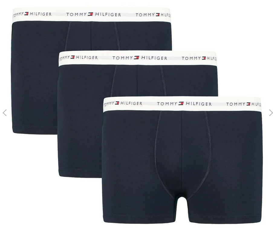 3PACK pánske boxerky Tommy Hilfiger tmavo modré nadrozmer (UM0UM03897 0WG) 3XL, trenky.
Doprajte si nadčasový štýl a špičkový komfort s pánskymi boxerkami od značky Tommy Hilfiger.
Prémiový materiál pre maximálne pohodlie
Boxerky Tommy Hilfiger sú vyrobené z jemnej, na dotyk veľmi príjemnej bavlny s prímesou umelého vlákna, ktorý im dodáva pružnosť a dlhú životnosť.
Ikonyický štýl a precízny strih
Boxerky majú dlhšie nohavičky, ktoré sa nevyhrávajú a poskytujú dostatočné zakrytie a komfort.
Prečo by vám boxerky Tommy Hilfiger nemali chýbať

Prémiová bavlna s elastanom: Mäkká, priedušná a pohodlná na celodenné nosenie.
Dlhšie nohavičky a vyšívaný guma: Stabilita, štýl a žiadne rolovanie.
Elegantný a nadčasový dizajn: Skvelé na každodenné aj špeciálne príležitosti.

Spodná bielizeň Tommy Hilfiger je zárukou najvyššej kvality
Značka Tommy Hilfiger sa stala ikonou amerického obliekania pred takmer 40 rokmi a jej farebnosť v odtieňoch modrej, červenej a bielej je rozpoznateľná na prvý pohľad.
Ako sa starať o boxerky Tommy Hilfiger

Pranie: Per na 30 °C.
Sušenie: Boxerky možno sušiť v sušičke pri nízkej teplote.
Žehlenie: V prípade potreby je možné ich žehliť na nižšiu teplotu.

Tip: Nájdenie ideálneho kúsku spodnej bielizne môže byť niekedy náročné.