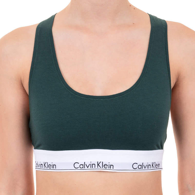 Dámska podprsenka Calvin Klein tmavo zelená (F3785E-CP2) L.
Doprajte si každodenné pohodlie bez kompromisov v dizajne s touto ikonickou podprsenkou Calvin Klein.
Príjemný materiál, ktorý vás pohladí
Podprsenka Calvin Klein je vyrobená z vyváženej zmesi bavlny, modalu a elastanu.
Modal navyše dodáva materiálu jemnosť a odolnosť, zatiaľ čo elastan zaisťuje, že podprsenka dokonale sedí a prispôsobí sa vášmu telu.
Ikonický dizajn a pohodlný strih
Minimalistický dizajn s ikonickou vytkávanou gumou s logom Calvin Klein dodáva tejto podprsenke moderný a štýlový vzhľad.
Prečo si podprsenku Calvin Klein zamilujete

Maximálne pohodlie: Ideálna na každodenné nosenie aj relax, podprsenka sa prispôsobí telu a nikde netlačí.
Prémiový materiál: Kombinácia bavlny, modalu a elastanu zaisťuje mäkkosť, priedušnosť a dlhú životnosť.
Štýlový športový dizajn: Moderný vzhľad s racerback strihom a vyšívanou gumou Calvin Klein vás zaujme na prvý pohľad.

Spodná bielizeň Calvin Klein milujú ľudia po celom svete
Pánska spodná bielizeň Calvin Klein patrí medzi stálicu módneho priemyslu.
Ako sa starať o podprsenku
Aby ti podprsenka vydržela dlouho ako nová, odporúčame dodržiavať nasledujúce pokyny na údržbu.

Pranie: Podprsenku perte šetrne na 30 ° C, ideálne v ochrannej kapse na jemnú bielizeň.
Sušenie: Podprsenku v žiadnom prípade nedávaj do sušičky.
Žehlenie: Podprsenku nežehli.

Tip: Nájdenie správneho spodného prádla, ktoré vám perfektne sedí, je niekedy náročné.