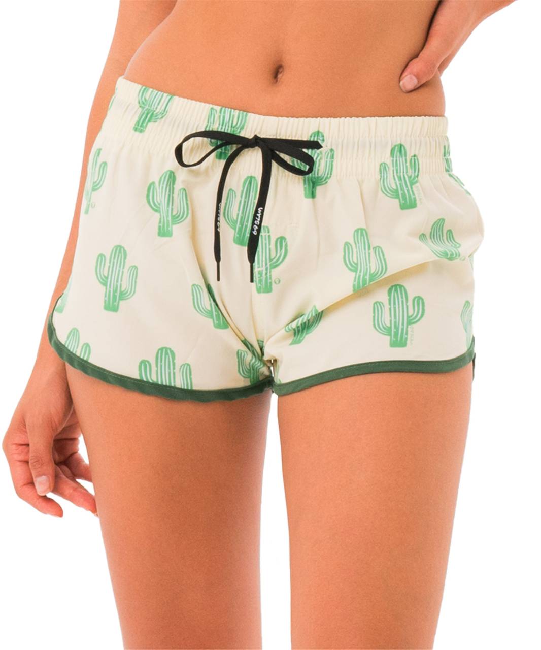 Dámske kraťasy 69SLAM DESERT SCENE LAYLA (SWTDNE-PM) XS.
Vnes do svojho dňa na pláži farbu, sebavedomie a hravosť – spodný diel dámskych plaviek 69SLAM vynikajú originálnym dizajnom, lichotivými strihmi a pohodlnými materiálmi.
Funkčné materiály, ktoré s vami držia krok
Plavky sú vyrobené z rýchloschnúcich, odolných a pružných materiálov – kombinácia nylonu a spandexu alebo polyesteru zaisťuje skvelé padnutie, pohodlie pri pohybe a dlhú životnosť.
Materiál je príjemný na dotyk a perfektne sedí, či už sa opaľujete, plávate alebo hráte plážový volejbal.
Ideálne na leto a športové aktivity
Plavky 69SLAM môžete používať:

na plávanie a opaľovanie,
na plážové športy,
v bazéne a na paddleboarde,
na festivaloch alebo pri relaxovaní v záhrade.

O značke 69SLAM
69SLAM je svetoznáma značka z Bali, ktorá prináša slobodu, hravosť a odvahu byť sám sebou do sveta plaviek, spodnej bielizne a voľnočasového oblečenia.
Ako sa starať o plavky

Pranie: Po každom použití ručne vyperte vlažnou vodou.
Sušenie: Nechajte plavky voľne uschnúť na tienistom mieste.
Žehlenie: Plavky nežehlite – vysoké teploty môžu nevratne poškodiť syntetické vlákna (nylon, polyester, spandex).

Tip: Vaše obľúbené spodné prádlo si zaslúži šetrné zaobchádzanie.