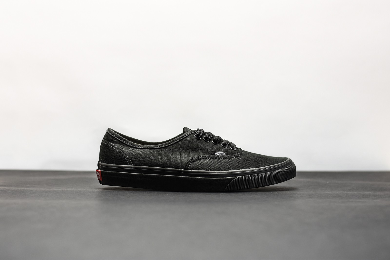 Vans UA Authentic 40,5 Black/Black.