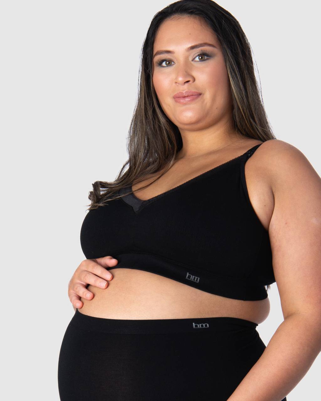 Hotmilk Damen-BH Caress Seamfree Bamboo FULL CAP nursing schwarz (CPB-full) M.
Entdecken Sie den Komfort und die Unterstützung des Hotmilk Still-BHs, der speziell für Frauen mit größeren Brüsten entwickelt wurde.
Qualitätsmaterial, das sich Ihnen anpasst
Dieser Still-BH ist aus Bio-Bambusfasern gefertigt, die für ihre Atmungsaktivität, Weichheit und hypoallergenen Eigenschaften bekannt sind.
Einfaches Design und praktische Details
Der Hotmilk Still-BH hat einen tiefen Ausschnitt, der Ihr Dekolleté schön formt.
Der BH ist speziell für vollere Büsten mit Körbchengrößen von DD bis I konzipiert, die eine optimale Unterstützung gewährleisten.
Warum Sie den Hotmilk Still-BH ausprobieren sollten

Umweltfreundliches Material aus Bambus: Der BH ist aus hypoallergenen Bambusfasern hergestellt, die angenehm auf der Haut sind und die Natur schonen.


Komfort für vollere Brüste: Das spezielle Design bietet auch Frauen mit größeren Körbchengrößen (DD - I) Komfort und leichten Halt.


Einfaches Stillen: Die praktischen Stillclips ermöglichen einen einfachen Zugang zur Brust, ideal für das einfache und diskrete Stillen zu Hause und unterwegs.


Nahtloses Aussehen und elegantes Design: Breite, glatte Hüften und ein tiefer Ausschnitt sorgen dafür, dass der BH unter der Kleidung nicht zu sehen ist und eine schöne, natürliche Form des Dekolletés bietet.

Hotmilk-Unterwäsche für mehr Selbstvertrauen während Schwangerschaft und Stillzeit
Die Zeit der Schwangerschaft und der frühen Mutterschaft ist eine der Zeiten im Leben einer Frau, in der sich der Körper buchstäblich von Stunde zu Stunde verändert.
BHs, Slips oder Shirts unterscheiden sich auf den ersten Blick vom üblichen Angebot an Umstands- und Stillunterwäsche, weil sie nicht nur den praktischen Aspekt betonen, sondern vor allem, dass sie an Frauen gut aussehen.
Hotmilk BH Pflege

Wäscherei: Wir empfehlen, das Kleidungsstück im Schonwaschgang in kaltem Wasser zu waschen und einen Wäschesack zu verwenden.


Trocknen: Das Trocknen im Wäschetrockner wird nicht empfohlen, um die Elastizität und die Form des BHs zu erhalten.

Tip: Damit diese exklusive Wäsche möglichst lange in perfektem Zustand bleibt, verdient sie eine besondere Behandlung.