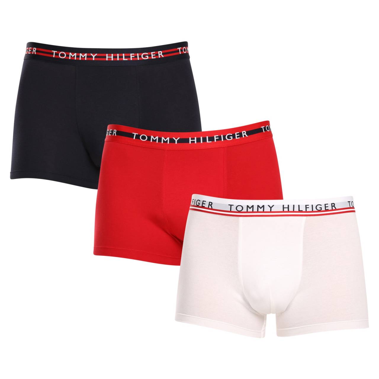 3PACK Herren Klassische Boxershorts Tommy Hilfiger mehrfarbig (UM0UM03007 0X0) S.
Gönnen Sie sich zeitlosen Stil und höchsten Komfort mit den Herren-Boxershorts von Tommy Hilfiger.
Hochwertiges Material für maximalen Komfort
Die Tommy Hilfiger Boxershorts sind aus weicher, sehr angenehm zu tragender Baumwolle mit einem Hauch von Elastan gefertigt, was ihnen Flexibilität und Haltbarkeit verleiht.
Ikonischer Stil und präziser Schnitt
Die Boxershorts haben längere Beine, die nicht hochgekrempelt werden und ausreichend Abdeckung und Komfort bieten.
Warum Sie Tommy Hilfiger Boxershorts nicht verpassen dürfen

Hochwertige Baumwolle mit Elastan: Weich, atmungsaktiv und bequem für ganztägigen Tragekomfort.
Längeres Bein und elastischer Bund: Stabilität, Stil und kein Scrollen.
Elegantes und zeitloses Design: Ideal für den Alltag und besondere Anlässe.

Tommy Hilfiger Unterwäsche ist eine Garantie für höchste Qualität
Die Marke Tommy Hilfiger wurde vor fast 40 Jahren zu einer Ikone amerikanischer Kleidung, und ihre farbenfrohe Palette aus Blau, Rot und Weiß ist auf den ersten Blick zu erkennen.
Pflegehinweise für Tommy Hilfiger Boxershorts

Waschen: Per bei 30 °C.
Trocknen: Boxer können bei niedriger Temperatur im Wäschetrockner getrocknet werden.
Bügeln: Falls erforderlich, können sie bei einer niedrigeren Temperatur gebügelt werden.

Tip: Das perfekte Stück Unterwäsche zu finden, kann manchmal eine Herausforderung sein.
