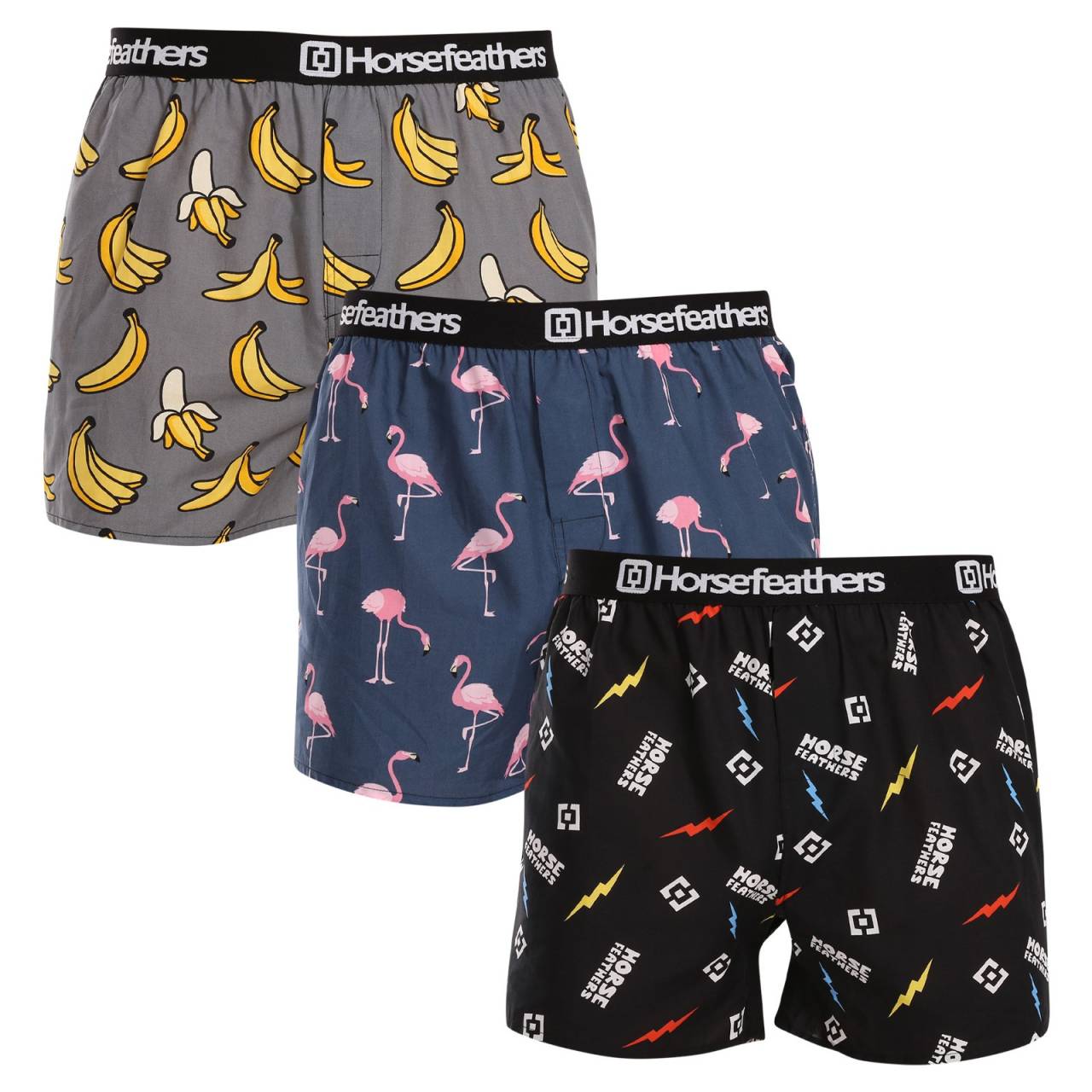 3PACK Herren Boxershorts Horsefeathers Frazier Bundle 6 (AM096I) M.
Zeigen Sie Ihren Stil und Ihren Sinn für Humor mit den Horsefeathers Shorts für Männer.
Hochwertiges Material für perfekten Komfort
Die Horsefeathers-Shorts bestehen aus 100 % Baumwolle, was bedeutet, dass sie sich angenehm auf der Haut anfühlen.
Originelles Design und bequeme Passform
Jedes Paar Shorts zeichnet sich durch einen einzigartigen Druck aus, der Ihrer Garderobe Stil und modernes Flair verleiht.
Warum lieben Sie diese Shorts?

Originelle Drucke, die jeden Tag zum Vergnügen machen.


Bequemes Material und lockere Passform für ganztägigen Komfort.


Qualitätshandwerk von Horsefeathers, einer Marke, die für Stil und Zuverlässigkeit steht.

Horsefeathers Shorts für Männer haben Stil
Das Wort 