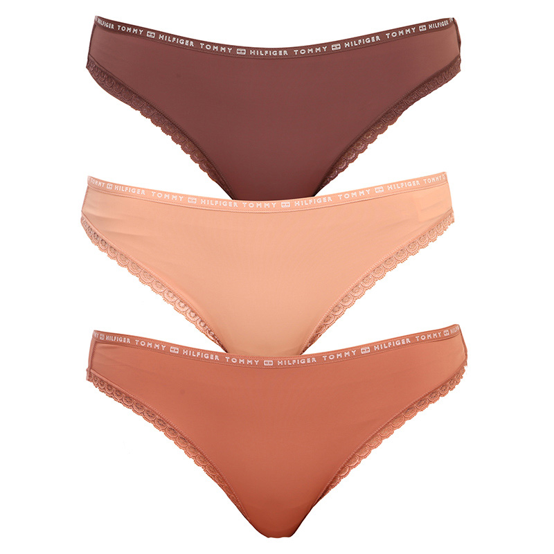 3PACK Damen Slips Tommy Hilfiger mehrfarbig (UW0UW02825 0XX) XS.
Gönnen Sie sich Komfort in einem ikonischen Design, das Ihr Selbstbewusstsein stärkt.
Leichtes und flexibles Material für ganztägigen Komfort
Tommy Hilfiger-Slips werden aus hochwertigen Chemiefasern hergestellt, die sich durch ihre Weichheit, Atmungsaktivität und Haltbarkeit auszeichnen.
Modernes Design, das zu Ihnen passt
Das minimalistische Design passt in jede Garderobe und unterstreicht Ihren einzigartigen Stil.
Was Sie an Tommy Hilfiger Hosen lieben

Erstklassige Qualität von einer kultigen Marke.
Weiches, leichtes und flexibles Material.
Elegantes Design für einen schlanken und sportlichen Look.

Tommy Hilfiger ist eine Marke für alle modernen Frauen
Tommy Hilfiger Unterwäsche steht für die perfekte Harmonie zwischen klassischen und modernen Looks.
So pflegen Sie Ihr Tommy Hilfiger Höschen
Damit Ihr Lieblingsslip lange Zeit in perfektem Zustand bleibt, empfehlen wir Ihnen, die folgenden Pflegehinweise zu beachten.

Waschen: Bis zu einer Höchsttemperatur von 30 °C.
Trocknen: Die Höschen sind nicht für den Trockner geeignet.
Bügeln: Bügeln ist erlaubt, aber nur bei niedriger Temperatur.

Tip: Ihre Lieblingsunterwäsche hat eine sanfte Behandlung verdient.