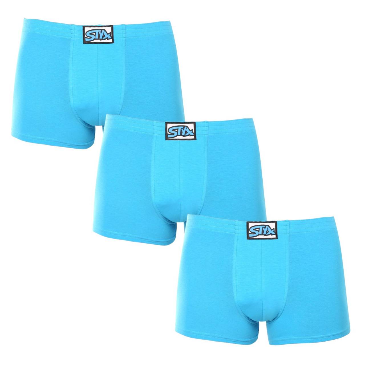 3PACK Herren-Boxershorts Styx klassicher Gummizug hellblau (3Q1169) XXL.
Suchen Sie die perfekte Kombination aus Komfort, Stil und Qualität?
Hochwertiges Material für ultimativen Komfort
Diese Boxershorts sind aus einer einzigartigen Mischung aus Baumwolle, Modal und Elastan gefertigt.
Perfekte Passform und bequemer klassischer Gummi
Die Styx Boxershorts für Männer haben kürzere Beine, die nicht hochkrempeln und Ihnen maximale Bewegungsfreiheit bieten.
Warum Sie Styx Boxershorts lieben werden

Hochwertige Kombination aus Baumwolle und Modal: Weich, atmungsaktiv und angenehm am Körper.
Kürzere Höschen: Sie rollen sich nicht ein und geben Ihnen maximale Bewegungsfreiheit.
Klassischer elastischer Bund: Es drückt nicht, sondern hält fest an seinem Platz.
Geeignet für Freizeitkleidung und Sport: Eine gute Wahl für aktive Männer.
Hergestellt in der Tschechischen Republik: Tschechische Qualität und präzise Verarbeitung.

Styx-Unterwäsche ist eine der beliebtesten
Die tschechische Marke Styx ist bei den Kunden vor allem für ihre Shorts mit neuartigen Mustern in kräftigen Farben bekannt.
Wie pflege ich die Styx Boxershorts?
Damit Ihre Lieblingsboxershorts lange in gutem Zustand bleiben, empfehlen wir Ihnen, diese Tipps zu beachten:

Waschen: Wir empfehlen eine Wäsche bei 30 °C, um die Weichheit und Elastizität des Materials zu erhalten.
Trocknen: Nicht trocknergeeignet, um Elastizitätsverlust und Faserschädigung zu vermeiden.
Bügeln: Wenn nötig, kann es bei niedriger Temperatur gebügelt werden, aber wir empfehlen, es von innen nach außen zu bügeln.

Tip: Es kann schwierig sein, die richtige Unterwäsche zu finden, die perfekt sitzt.