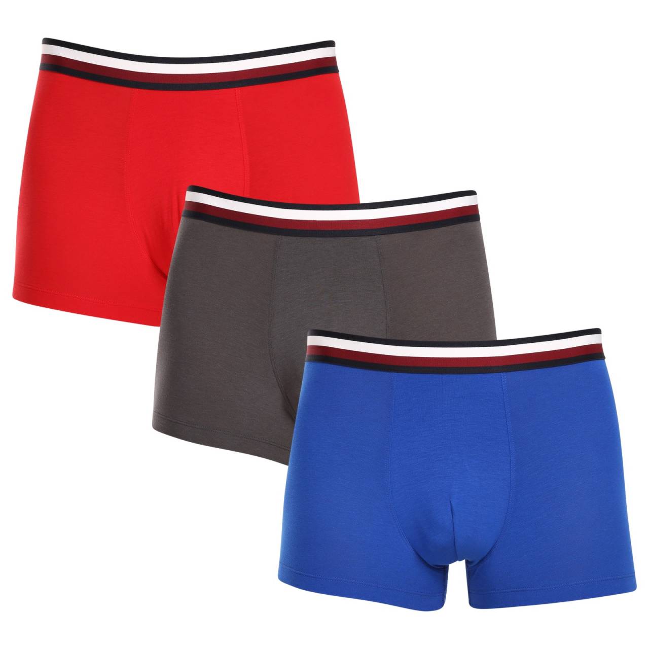 3PACK Herren Klassische Boxershorts Tommy Hilfiger mehrfarbig (UM0UM03035 0UG) M.
Gönnen Sie sich zeitlosen Stil und höchsten Komfort mit den Herren-Boxershorts von Tommy Hilfiger.
Hochwertiges Material für maximalen Komfort
Die Tommy Hilfiger Boxershorts sind aus weicher, sehr angenehm zu tragender Baumwolle mit einem Hauch von Elastan gefertigt, was ihnen Flexibilität und Haltbarkeit verleiht.
Ikonischer Stil und präziser Schnitt
Die Boxershorts haben längere Beine, die nicht hochgekrempelt werden und ausreichend Abdeckung und Komfort bieten.
Warum Sie Tommy Hilfiger Boxershorts nicht verpassen dürfen

Hochwertige Baumwolle mit Elastan: Weich, atmungsaktiv und bequem für ganztägigen Tragekomfort.
Längeres Bein und elastischer Bund: Stabilität, Stil und kein Scrollen.
Elegantes und zeitloses Design: Ideal für den Alltag und besondere Anlässe.

Tommy Hilfiger Unterwäsche ist eine Garantie für höchste Qualität
Die Marke Tommy Hilfiger wurde vor fast 40 Jahren zu einer Ikone amerikanischer Kleidung, und ihre farbenfrohe Palette aus Blau, Rot und Weiß ist auf den ersten Blick zu erkennen.
Pflegehinweise für Tommy Hilfiger Boxershorts

Waschen: Per bei 30 °C.
Trocknen: Boxer können bei niedriger Temperatur im Wäschetrockner getrocknet werden.
Bügeln: Falls erforderlich, können sie bei einer niedrigeren Temperatur gebügelt werden.

Tip: Das perfekte Stück Unterwäsche zu finden, kann manchmal eine Herausforderung sein.