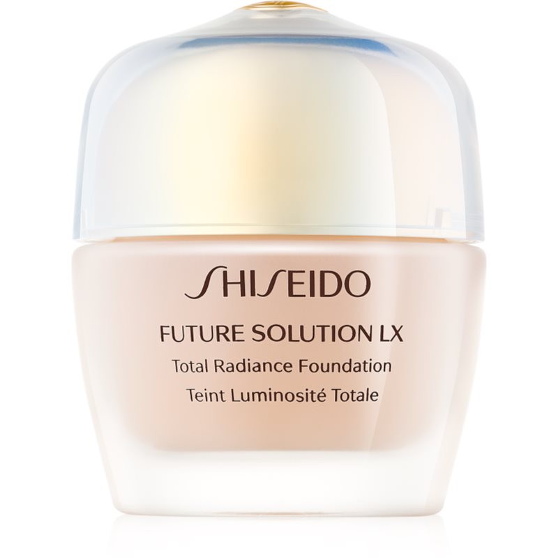 Shiseido Future Solution LX Total Radiance Foundation omladzujúci make-up SPF 15 odtieň Golden 3/Doré 3 30 ml.
   Odhaľte skutočnú krásu svojej pleti, ktorá je skrytá pod povrchom.
   Vlastnosti: 
   
    zaisťuje plné krytie a dodáva pleti rozžiarený vzhľad 
    zmenšuje viditeľnosť rozšírených pórov, vrások a tmavých miest 
    potláča prejavy starnutia pleti a podporuje jej vitalitu 
    zanecháva pleť hladšiu, pevnejšiu a žiarivejšiu 
    pomáha viditeľne regenerovať pleť 
    chráni pred slnečným žiarením vďaka SPF 15 
   
   Zloženie: 
   
    Time Match Powder, Photochromatic Powder a Micro Fit Technology – reagujú na zmeny v pleti 
    extrakt z koreňa hokkaidskej byliny Angelica acutiloba – podporuje mladý vzhľad pleti 
    extrakt z listov Oshima Sakura – zaisťuje svieži a rozjasnený vzhľad 
    rozjasňujúce 4MSK – zanecháva pleť krásnu na pohľad 
    extrakt zo zeleného čaju Uji – má antioxidačné účinky 
    SkingenecellEnmei – predlžuje mladosť pleti 
   
   Ako aplikovať: Make-up naneste končekmi prstov na tvár a jemne ho rozotrite.