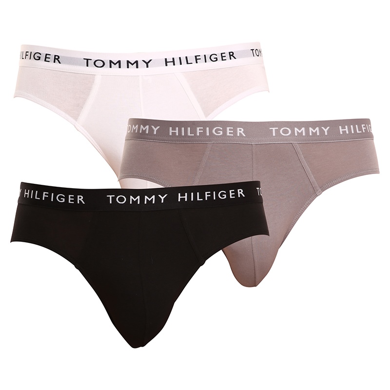3PACK Herren Slips Tommy Hilfiger mehrfarbig (UM0UM02206 0TG) XXL.
Genießen Sie Komfort, auf den Sie sich jeden Tag verlassen können, und einen Stil, der ein Synonym für amerikanische Eleganz ist.
Hochwertiges Material für maximalen Komfort
Der Slip ist aus Baumwolle mit einem Hauch von Elastan gefertigt, eine bewährte Kombination für Unterwäsche.
Zeitloser Stil für Liebhaber des Minimalismus
Das typisch cleane Design von Tommy Hilfiger wird durch ein gewebtes, elastisches Logo ergänzt, das dem Slip einen modernen und stilvollen Akzent verleiht.
Warum Sie Tommy Hilfiger-Slips unbedingt ausprobieren sollten

Hochwertiges Material: Hoher Baumwollanteil für natürlichen Komfort und Atmungsaktivität.
Das ikonische Tommy Hilfiger Design: Das Logo aus geschmiedetem Gummi sorgt für einen stilvollen und modernen Look.
Universell einsetzbar: Der ideale Schnitt für jede Gelegenheit, vom Alltag bis zum Sport.

Tommy Hilfiger Unterwäsche ist eine Garantie für höchste Qualität
Die Marke Tommy Hilfiger wurde vor fast 40 Jahren zu einer Ikone amerikanischer Kleidung, und ihre farbenfrohe Palette aus Blau, Rot und Weiß ist auf den ersten Blick zu erkennen.
Pflegehinweise für Tommy Hilfiger-Slips
Damit Sie lange Freude an Ihrer Unterwäsche haben, empfehlen wir Ihnen, die folgenden Hinweise zu beachten.

Waschen: Pro Zettel bei 40 °C.
Trocknen: Sie können die Socken im Wäschetrockner trocknen, aber wir empfehlen ein Schonprogramm und eine niedrigere Temperatur, um die Lebensdauer des Materials zu verlängern.
Bügeln: Slips können gebügelt werden, aber immer bei niedriger Temperatur und am besten von innen nach außen.

Tip: Ihre Lieblingsunterwäsche hat eine sanfte Behandlung verdient.