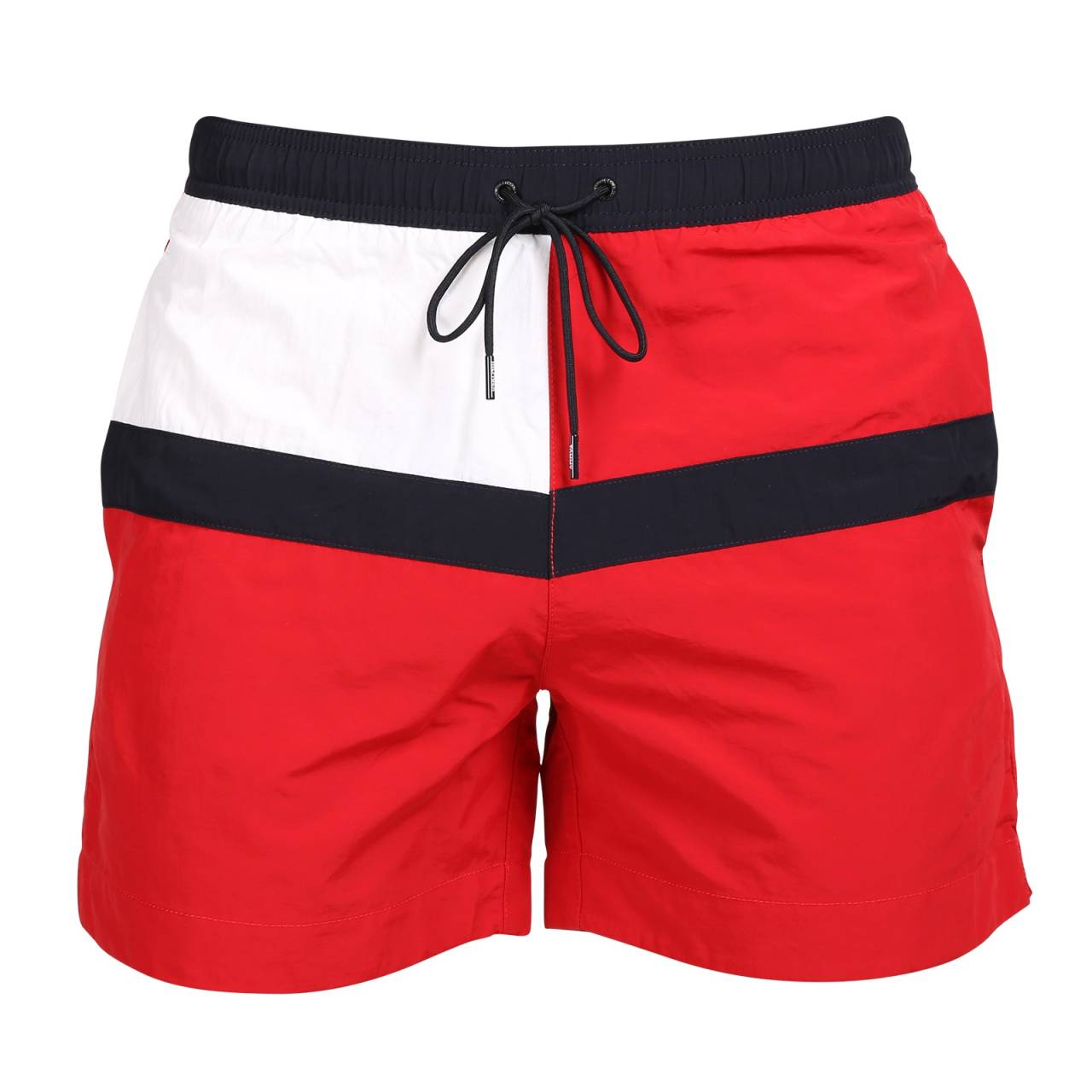 Herenzwemkleding Tommy Hilfiger rood (UM0UM03259 XLG) M.
Op zoek naar een badpak dat luxe design, comfort en functionaliteit combineert?
Lichtgewicht en sneldrogend materiaal
Het badpak is gemaakt van polyester, dat niet alleen extreem licht is, maar ook snel droogt.
Comfortabele pasvorm die geweldig past
Dankzij de ietwat sportieve snit en het sneldrogende materiaal is dit badpak niet alleen geweldig om in te zwemmen en te ontspannen op het strand, maar ook voor watersporten of om casual te dragen tijdens warme zomerdagen.
Waarom je zwemkleding van Tommy Hilfiger moet proberen

Sneldrogend materiaal: 100% polyester is licht, duurzaam en sneldrogend voor maximaal comfort.
Stijlvol ontwerp: Het sierlijke Tommy Hilfiger-logo zorgt voor een eersteklas look.
Comfortabele pasvorm: De korte pijpen en elastische tailleband met trekkoord garanderen een geweldige pasvorm en bewegingsvrijheid.

Tommy Hilfiger ondergoed is een garantie voor de hoogste kwaliteit
Het merk Tommy Hilfiger werd bijna 40 jaar geleden een icoon van Amerikaanse kleding en het kleurrijke palet van blauw, rood en wit is in één oogopslag herkenbaar.
Hoe verzorg je Tommy Hilfiger badmode?
Om de kwaliteit en kleur van je badkleding zo lang mogelijk te behouden, is het belangrijk om deze goed te onderhouden:

Wasgoed: We raden aan te wassen op 30°C met een mild wasmiddel om beschadiging van het materiaal te voorkomen.
Drogen: Niet in de droger - je kunt ze het beste aan de lucht laten drogen.
Strijken: Niet strijken, het materiaal wordt vanzelf plat en blijft glad.

Tip: Het kan een hele klus zijn om een badpak te kiezen dat perfect bij je past en bij je stijl past.