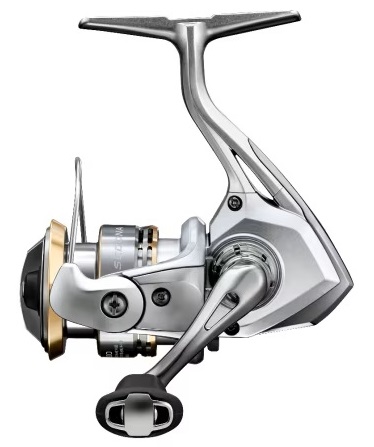 Shimano navijak sedona 2500 s fj.
 Sedona je vybavená patentovanými technológiami Shimano, ako je cievka AR-C a Varispeed Oscillation System, ktoré spoločne zaisťujú hladké, efektívne pokladanie vlasca a presné nahadzovanie.
 Jednou z výnimočných vlastností prívlačového navijaka Shimano Sedona je jeho hladký a spoľahlivý brzdný systém.
 Elegantný strieborný dizajn navijaku je doplnený svetlo zlatými akcentmi, vďaka čomu je nielen nefunkčným nástrojom, ale aj štýlovým doplnkom pre vaše rybárske vybavenie.