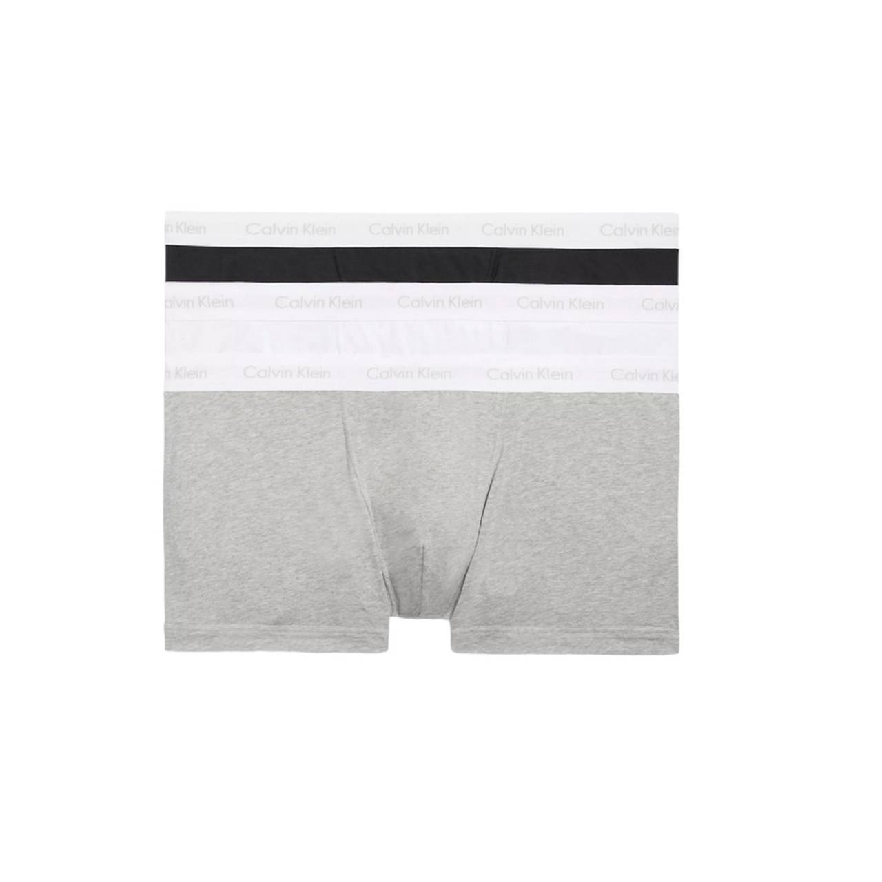 3PACK Moške boksarice Calvin Klein prevelike večbarvne (NB2665A-32Y) XXL.
Uživajte v popolnem udobju in razkošju z moškimi boksericami Calvin Klein.
Kakovosten material za celodnevno udobje
Bokserice so izdelane iz vrhunske mešanice bombaža in elastana.
Elegantna zasnova in praktičen rez
Tkana guma s kontrastnim logotipom Calvin Klein ustvarja eleganten in brezčasen videz.
Zakaj vam bodo všeč bokserice Calvin Klein

Premium material: Kombinacija bombaža in elastana zagotavlja mehkobo, zračnost in prožnost za maksimalno udobje skozi ves dan.


Elegantna zasnova: Ikonični izvezeni logotip Calvin Klein daje boksericam eleganten videz, primeren za vsako priložnost.


Praktični rez: Daljše noge in prilagodljiv kroj zagotavljajo dodatno udobje in svobodo gibanja ter so idealne za vsakdanje nošenje, delo in prosti čas.

Spodnje perilo Calvin Klein obožujejo ljudje po vsem svetu
Moško spodnje perilo Calvin Klein je ena od stalnic modne industrije.
Kako skrbeti za boksarice Calvin Klein
Če želite zagotoviti, da bodo vaše nove bokserice čim dlje ohranile svoj videz in kakovost, upoštevajte te preproste smernice:

Pralnica: Temperatura peresa je največ 30 °C.


Sušenje:  Sušenje v sušilnem stroju ni priporočljivo - najboljša možnost je sušenje na zraku.


Likanje: Bokserjev ni treba likati, kar vam prihrani čas in težave.

Nasvet: Iskanje najljubšega spodnjega perila je lahko dolga pot, zato želimo, da bi vaši najljubši kosi zdržali dolgo časa.
