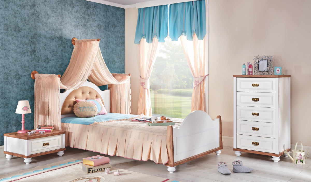 Detská zostava lovely - biela/orech.

 

Dominantným dielom modernej zostavy je štýlová posteľ, ktorá vyniká konštrukciou nôh a detailmi verne vyzerajúcimi ako drevo.

 

Zaujímavým vzpriameným dizajnom sa vyznačuje zásuvková komoda, ktorá tak šetrí miesto v izbe.

 

Medzi srdce izby sa zaradí aj krásny nočný stolík.

 

Detská zostava Lovely - biela/orech sa skladá z týchto prvkov:


	Posteľ 90x200cm Lovely - 105x96x214cm (š, v, h)
	Nočný stolík Lovely - 61x33x49cm (š, v, h)
	Zásuvková komoda Lovely - 61x110x49cm (š, v, h)