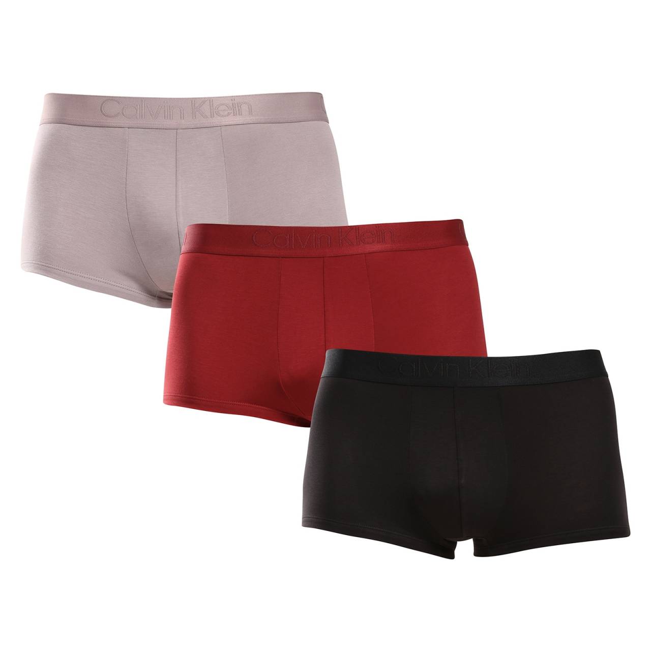 3PACK pánske boxerky Calvin Klein viacfarebné (NB3741A-Q0J) XL, trenky.
Zažite prémiový pocit pohodlia s pánskymi boxerkami Calvin Klein v moderných farebných odtieňoch.
Materiál, ktorý ťa nadchne na prvý dotyk
Boxerky Calvin Klein sú vyrobené z jemného lyocellu, ktorý dopĺňajú umelé vlákna.
Moderný dizajn a kratšie nohavičky
Boxerky zaujmú decentnými farebnými tónmi a vytkávanou gumou s nenápadným logom Calvin Klein.
Prečo by ste mali boxerky Calvin Klein rozhodne vyskúšať

Udržateľný a priedušný materiál: Jemný na pokožke, skvele odvádza vlhkosť a je šetrný k prírode.
Kratší športový strih: Ideálny pre aktívny životný štýl a maximálne pohodlie.
Štýlový dizajn: Decentné farby a tkaná guma s logom Calvin Klein dodávajú moderný a sofistikovaný vzhľad.

Spodná bielizeň Calvin Klein vám dodá jedinečný štýl
Pánska spodná bielizeň Calvin Klein patrí medzi stálici módneho priemyslu.
Ako sa starať o boxerky Calvin Klein
Aby vám vaše obľúbené spodné prádlo vydržalo dlho v skvelom stave, odporúčame dodržiavať nasledujúce pokyny na údržbu.

Pranie: Perte na 30 °C, ideálne naruby a s podobnými farbami.
Sušenie: Boxerky môžete sušiť v sušičke, ale odporúčame zvoliť šetrný program pri nízkej teplote, aby si zachovali svoju jemnosť a pružnosť.
Žehlenie: Nie je potrebné ani odporúčané – materiál je hladký a nemačkavý.

Tip: Nájdenie správneho kusu spodnej bielizne, ktorý vám perfektne sedí, je niekedy náročné.