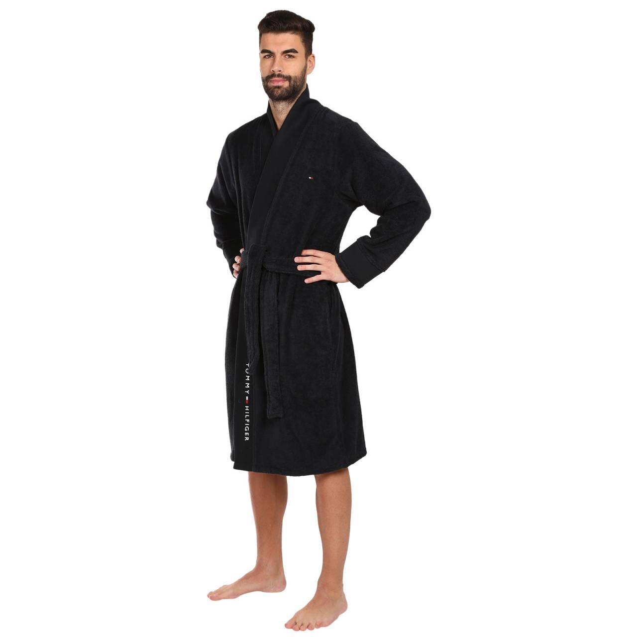 Herenbadjas Tommy Hilfiger blauw (UM0UM02991 DW5) S.
Stijlvolle herenbadjas
De Tommy Hilfiger badjas heeft een klassieke snit die zich door de jaren heen heeft bewezen.
Tommy Hilfiger ondergoed is een klassieker die nooit veroudert
Het merk Tommy Hilfiger behoort tot de Amerikaanse klassiekers die al jarenlang sportieve stukken in onze garderobes brengen.