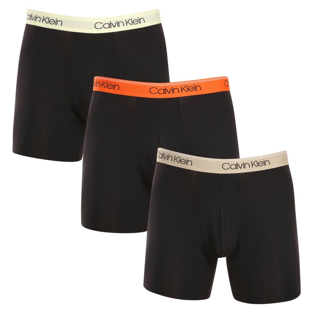 3PACK Boxers para hombre Calvin Klein negro (NB2570A-GTK) M.
Disfruta del máximo confort y lujo con los calzoncillos bóxer para hombre de Calvin Klein.
Material de calidad para una mayor comodidad durante todo el día
Los calzoncillos están confeccionados en una mezcla de algodón y elastano de primera calidad.
Diseño elegante y corte práctico
La goma tejida con el logotipo de Calvin Klein en contraste crean un look elegante y atemporal.
Por qué te encantarán los calzoncillos Calvin Klein

Material deprimera calidad: La combinación de algodón y elastano garantiza suavidad, transpirabilidad y flexibilidad para el máximo confort durante todo el día.


Diseñoelegante: El icónico logo de Calvin Klein bordado en elástico confiere a los calzoncillos un aspecto elegante apto para cualquier ocasión.


Corte práctico: Las perneras más largas y el ajuste adaptable proporcionan una mayor comodidad y libertad de movimientos, ideal para la ropa informal, el trabajo y el ocio.

La ropa interior Calvin Klein gusta en todo el mundo
La ropa interior masculina Calvin Klein es uno de los incondicionales de la industria de la moda.
Cómo cuidar tus boxers Calvin Klein
Para que tus nuevos bóxers conserven su aspecto y calidad el mayor tiempo posible, sigue estas sencillas pautas:

Lavandería: El bolígrafo está a una temperatura máxima de 30 °C.


Secado:  No se recomienda secar en secadora - el secado al aire es la mejor opción


Planchado: Los bóxers no necesitan plancha, lo que ahorra tiempo y molestias.

Consejo: Encontrar tu ropa interior favorita puede ser un largo camino, así que queremos que tus piezas favoritas duren mucho tiempo.