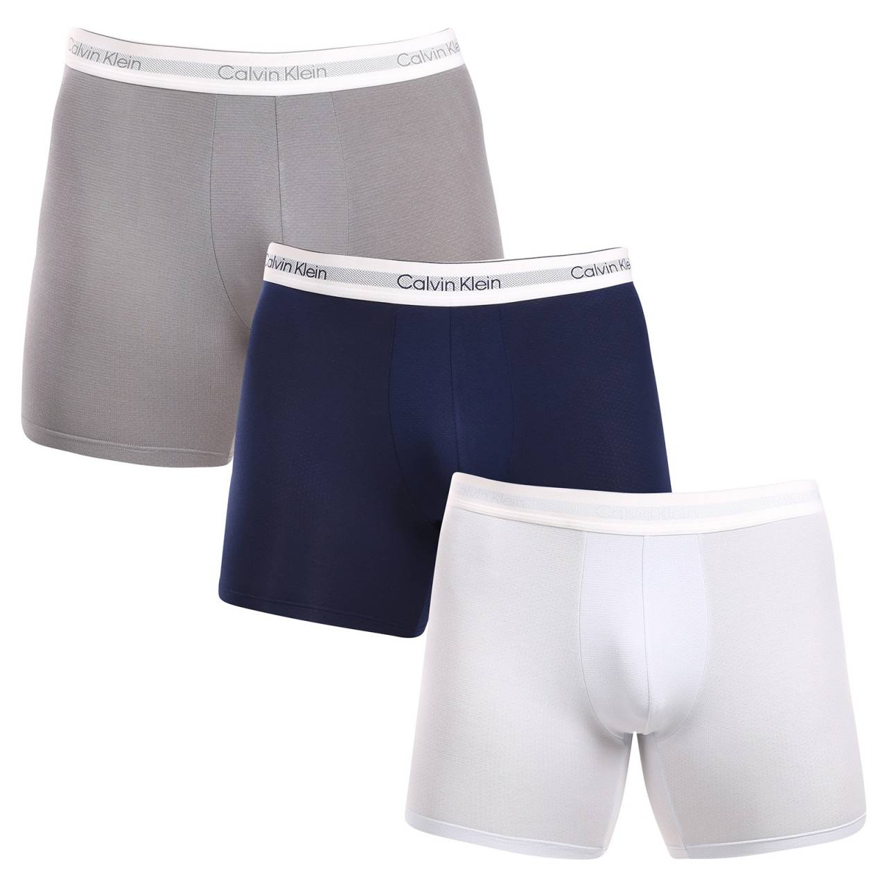 3PACK muške bokserice Calvin Klein višebojan (NB3954A-PS9) L.
Uživajte u vrhunskoj udobnosti i luksuzu s muškim boksericama Calvin Klein.
Kvalitetan materijal za cjelodnevnu udobnost
Bokserice su izrađene od vrhunske mješavine pamuka i elastina.
Elegantan dizajn i praktičan kroj
Tkana elastika s kontrastnim Calvin Klein logotipom stvara elegantan i bezvremenski izgled.
Zašto ćete sigurno voljeti Calvin Klein bokserice

Premium materijal: Kombinacija pamuka i elastina osigurava mekoću, prozračnost i elastičnost za maksimalnu udobnost tijekom cijelog dana.


Moderan dizajn: Kultna tkana elastika s logotipom Calvin Kleina daje boksericama elegantan izgled prikladan za svaku priliku.


Praktičan kroj: Dulje hlače i fleksibilan kroj pružaju dodatnu udobnost i slobodu kretanja, idealne za ležerno nošenje, posao i slobodno vrijeme.

Calvin Klein donje rublje vole ljudi diljem svijeta
Calvin Klein muško donje rublje spada u konstante modne industrije.
Kako njegovati svoje Calvin Klein bokserice
Kako bi vaše nove bokserice što duže zadržale svoj izgled i kvalitetu, pridržavajte se ovih jednostavnih smjernica:

Pranje: Olovka je na maksimalnoj temperaturi od 30 °C.


Sušenje:  Ne preporučuje se sušenje u sušilici - sušenje na zraku je najbolja opcija


peglanje: Bokserice ne morate glačati, što vam štedi vrijeme i brige.

Savjet: Pronalaženje omiljenog donjeg rublja ponekad je težak posao, stoga želimo da vam omiljeni komadi dugo traju.