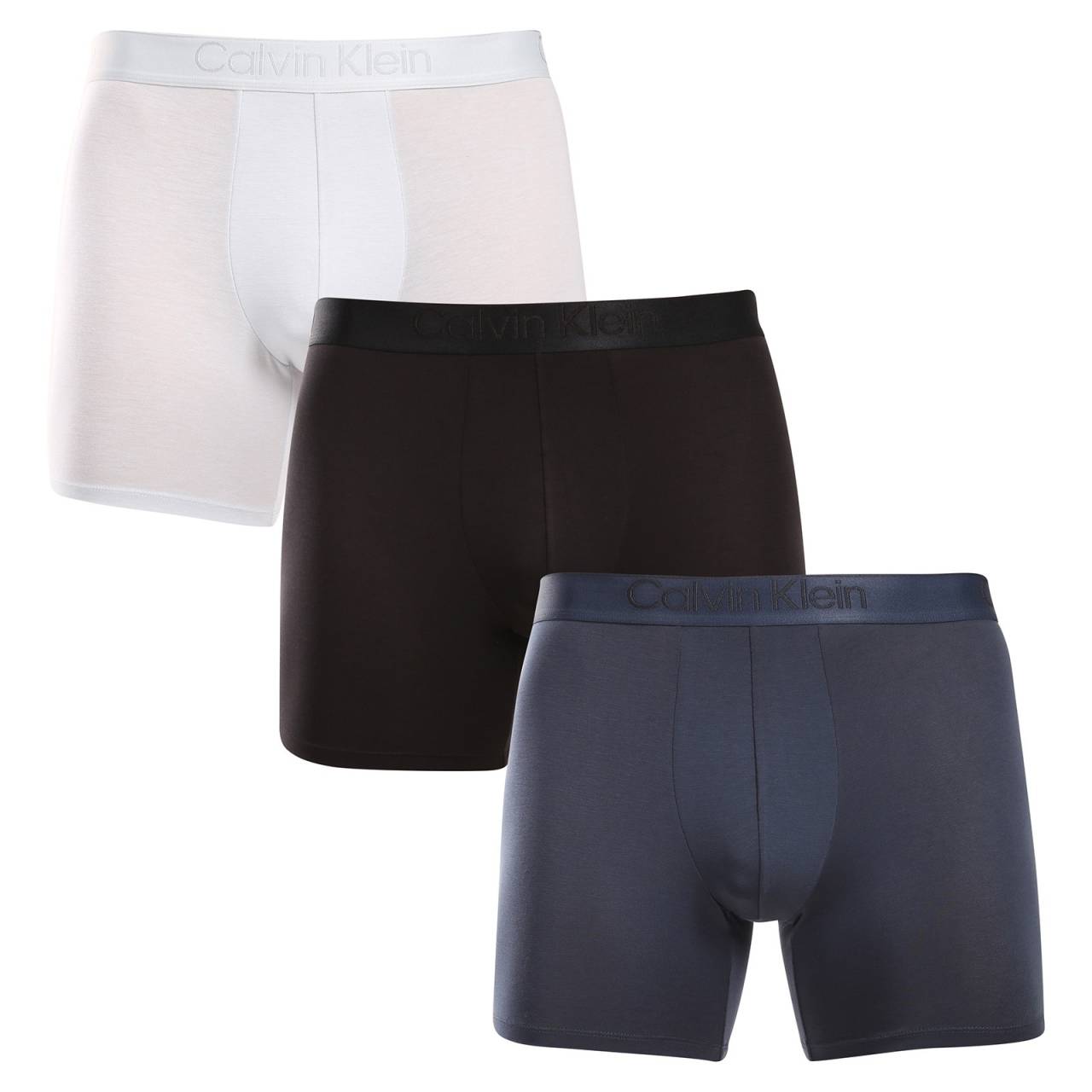 3PACK pánske boxerky Calvin Klein viacfarebné (NB3652A-QTA) S, trenky.
Objavte kombináciu moderných materiálov, ikonického štýlu a maximálneho komfortu.
Materiál novej generácie pre vaše pohodlie
Boxerky Calvin Klein sú vyrobené z inovatívnej zmesi lyocellu, polyesteru a elastanu.
Dizajn a strih pre moderného muža
Boxerky majú dlhšie nohavice, ktoré zabezpečujú pohodlie aj pri aktívnom pohybe a minimalizujú riziko vyhrnutia látky.
Prečo by boxerky Calvin Klein mali byť vo vašom šatníku

Prémiový materiál: Lyocell je extrémne mäkký, priedušný a šetrný k pokožke.
Dlhšie nohavice: Zabezpečujú pohodlné nosenie bez zhrňovania.
Štýlový a udržateľný dizajn: Nenápadné logo a ekologický materiál.

Spodná bielizeň Calvin Klein patrí medzi najobľúbenejšie na svete
Táto ikonická značka sa stala základným prvkom módneho priemyslu a tieto boxerky potvrdzujú, že Calvin Klein dokáže dokonale skombinovať pohodlie, kvalitu a moderný vzhľad.
Ako sa starať o boxerky Calvin Klein
Aby vaše obľúbené spodné prádlo zostalo dlho v perfektnom stave, odporúčame dodržiavať tieto pokyny na údržbu.

Pranie: Perte na 30 °C v jemnom cykle, ideálne naruby.
Sušenie: Môžete sušiť v sušičke pri nízkej teplote.
Žehlenie: Nežehlite, pretože by to mohlo poškodiť materiál.

Tip: Nájdenie správneho kusu spodnej bielizne, ktorý vám perfektne sedí, môže byť niekedy náročné.