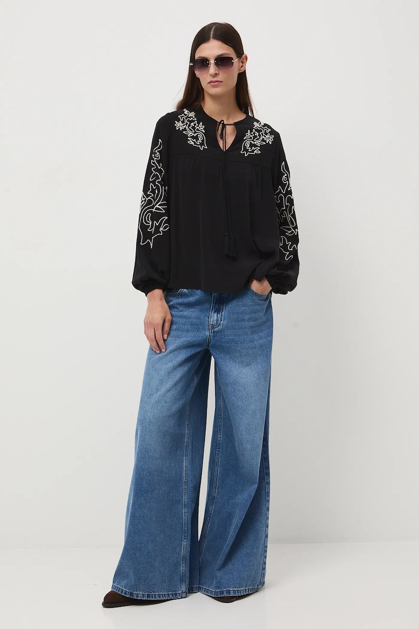 Blúzka Medicine čierna farba, s nášivkou.