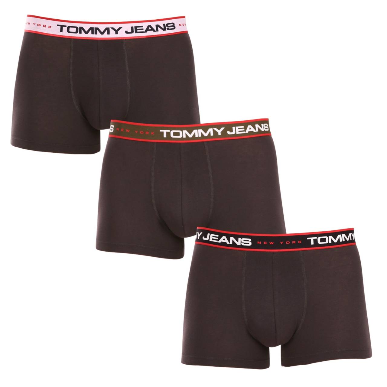 3PACK pánske boxerky Tommy Hilfiger čierné (UM0UM03107 0SA) XXL, trenky.
Doprajte si nadčasový štýl a špičkový komfort s pánskymi boxerkami od značky Tommy Hilfiger.
Prémiový materiál pre maximálne pohodlie
Boxerky Tommy Hilfiger sú vyrobené z jemnej, na dotyk veľmi príjemnej bavlny s prímesou elastanu, ktorý im dodáva pružnosť a dlhú životnosť.
Ikonyický štýl a precízny strih
Boxerky majú dlhšie nohavičky, ktoré sa nevyhrávajú a poskytujú dostatočné zakrytie a komfort.
Prečo by vám boxerky Tommy Hilfiger nemali chýbať

Prémiová bavlna s elastanom: Mäkká, priedušná a pohodlná na celodenné nosenie.
Dlhšie nohavičky a vyšívaný guma: Stabilita, štýl a žiadne rolovanie.
Elegantný a nadčasový dizajn: Skvelé na každodenné aj špeciálne príležitosti.

Spodná bielizeň Tommy Hilfiger je zárukou najvyššej kvality
Značka Tommy Hilfiger sa stala ikonou amerického obliekania pred takmer 40 rokmi a jej farebnosť v odtieňoch modrej, červenej a bielej je rozpoznateľná na prvý pohľad.
Ako sa starať o boxerky Tommy Hilfiger

Pranie: Per na 30 °C.
Sušenie: Boxerky možno sušiť v sušičke pri nízkej teplote.
Žehlenie: V prípade potreby je možné ich žehliť na nižšiu teplotu.

Tip: Nájdenie ideálneho kúsku spodnej bielizne môže byť niekedy náročné.