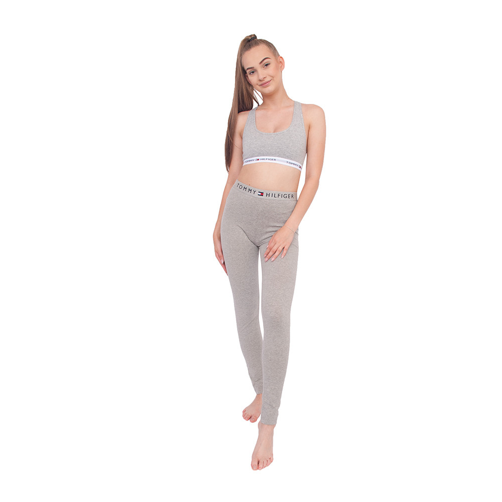 Dámske legíny Tommy Hilfiger sivé (UW0UW01646 004) XS.
Hľadáte pohodlné a elastické dámske legíny?
  
Tieto dámske legíny sú vyrobené z bavlny (95%) a elastanu (5%), sú veľmi príjemné na nosenie, majú príjemnú vytkávanou gumu, ktorá nikde neškrtí, ani sa nezarezáva.
Čo sa týka prania, odporúčame ich prať maximálne na 30 ° C a nesušiť v sušičke, inak by sa mohlo stať, že už nebude možné legíny nosiť.