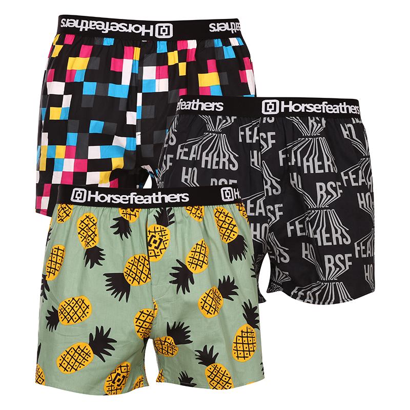 3PACK pánske trenky Horsefeathers Frazier Bundle 4 (AM096F) XL, trenírky.
Ukážte svoj štýl a zmysel pre humor s pánskymi šortkami Horsefeathers.
Kvalitný materiál pre dokonalé pohodlie
Šortky Horsefeathers sú vyrobené zo 100 % bavlny, čo znamená, že vám ponúknu príjemný pocit na pokožke.
Originálny dizajn a pohodlné nosenie
Každý pár šortiek je vybavený jedinečnou potlačou, ktorá dodá vášmu šatníku štýl a moderný nádych.
Prečo si tieto šortky zamilujete?

Originálne potlače, ktoré dodajú zábavu každému dňu.


Pohodlný materiál a voľný strih pre celodenné pohodlie.


Kvalitné spracovanie od značky Horsefeathers, ktorá je synonymom štýlu a spoľahlivosti.

Pánske šortky Horsefeathers majú štýl
Slovo „horsefeathers“ znamená v angličtine „úplný nezmysel“, ale spodná bielizeň od rovnomennej značky vás presvedčí, že pri jej kúpe žiadny nezmysel nehrozí.
Ako sa starať o svoje nové šortky
Aby ste sa uistili, že vaše šortky zostanú čo najdlhšie v skvelej forme, dodržiavajte tieto pokyny:

Pranie: Perte pri maximálnej teplote 30°C s jemnými pracími prostriedkami.


Sušenie: Sušenie v bubnovej sušičke neodporúčame, aby sa materiál nezrazil alebo nepoškodil potlač.


Žehlenie: Šortky môžete žehliť pri nízkej teplote.

Tip: Staňte sa expertom na údržbu spodnej bielizne vďaka radám v našom článku a doprajte svojim obľúbeným kúskom starostlivosť, akú si zaslúžia.