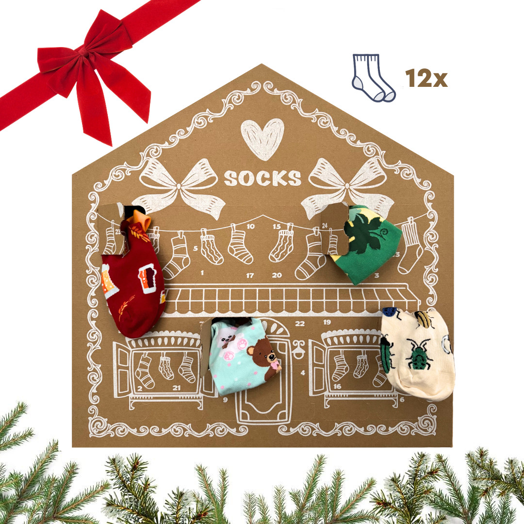 Calendario de adviento 12x calcetines Dedoles (24DXV1) S.
Disfruta de la época prenavideña de una forma muy divertida con nuestro calendario de adviento, en el que encontrarás 24 piezas de calcetines Dedoles de vivos colores y divertidos motivos.
Calcetines alegres que te harán sonreír todo el año
Vuelve a tu infancia y disfruta esperando a Papá Noel con los alegres calcetines Dedoles.
¿Qué contiene el calendario de Adviento?
12 pares de calcetines Dedoles de la talla que elijas.
La ropa interior Dedoles con motivos alegres divierte a todos
Los divertidos calcetines Dedoles proceden de Eslovaquia, pero sus colores y dibujos divierten a toda Europa.
Cómo cuidar los calcetines Dedoles
Para que tus nuevos calcetines favoritos te duren mucho tiempo, te recomendamos que sigas estas recomendaciones.

Lavandería: Se recomienda lavar los calcetines a 40°C.


Secado: No se recomienda utilizar secadora para estos calcetines.


Planchado: Los calcetines no necesitan planchado, lo que ahorra tiempo a la hora de cuidarlos.

Consejo: Conviértete en una experta en mantenimiento de lencería con los consejos de nuestro artículo y dale a tus piezas favoritas el cuidado que se merecen.