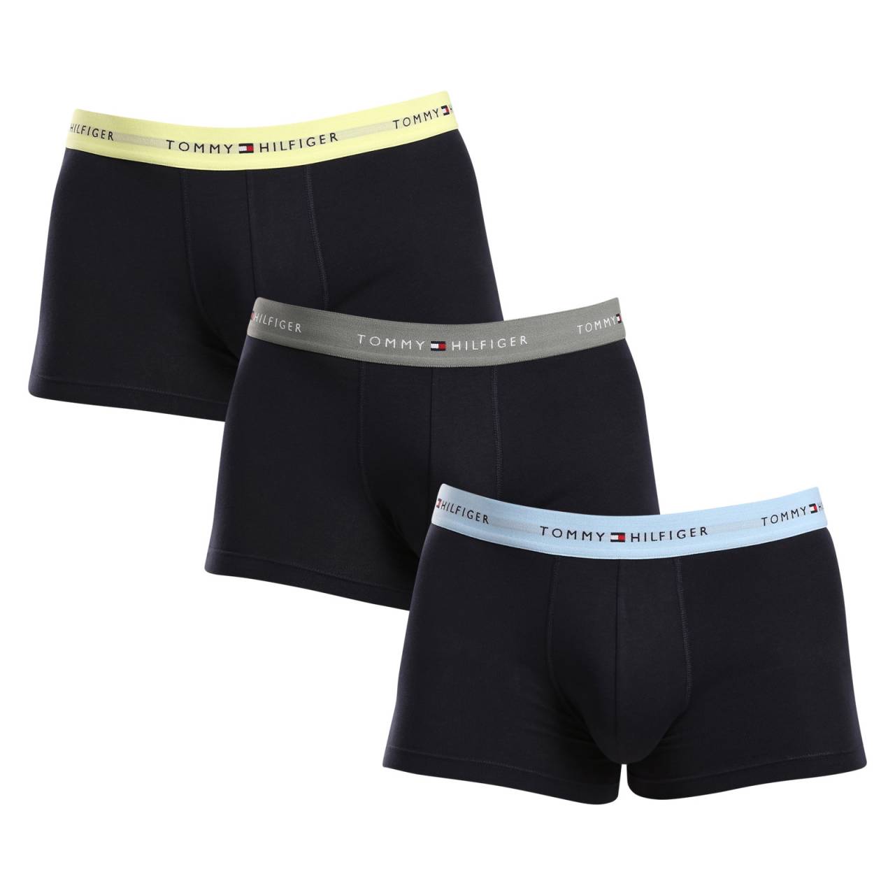 3PACK pánske boxerky Tommy Hilfiger tmavo modré (UM0UM02763 0T9) XL, trenky.
Doprajte si nadčasový štýl a špičkový komfort s pánskymi boxerkami od značky Tommy Hilfiger.
Prémiový materiál pre maximálne pohodlie
Boxerky Tommy Hilfiger sú vyrobené z jemnej, na dotyk veľmi príjemnej bavlny s prímesou elastanu, ktorý im dodáva pružnosť a dlhú životnosť.
Ikonyický štýl a precízny strih
Boxerky majú dlhšie nohavičky, ktoré sa nevyhrávajú a poskytujú dostatočné zakrytie a komfort.
Prečo by vám boxerky Tommy Hilfiger nemali chýbať

Prémiová bavlna s elastanom: Mäkká, priedušná a pohodlná na celodenné nosenie.
Dlhšie nohavičky a vyšívaný guma: Stabilita, štýl a žiadne rolovanie.
Elegantný a nadčasový dizajn: Skvelé na každodenné aj špeciálne príležitosti.

Spodná bielizeň Tommy Hilfiger je zárukou najvyššej kvality
Značka Tommy Hilfiger sa stala ikonou amerického obliekania pred takmer 40 rokmi a jej farebnosť v odtieňoch modrej, červenej a bielej je rozpoznateľná na prvý pohľad.
Ako sa starať o boxerky Tommy Hilfiger

Pranie: Per na 30 °C.
Sušenie: Boxerky možno sušiť v sušičke pri nízkej teplote.
Žehlenie: V prípade potreby je možné ich žehliť na nižšiu teplotu.

Tip: Nájdenie ideálneho kúsku spodnej bielizne môže byť niekedy náročné.
