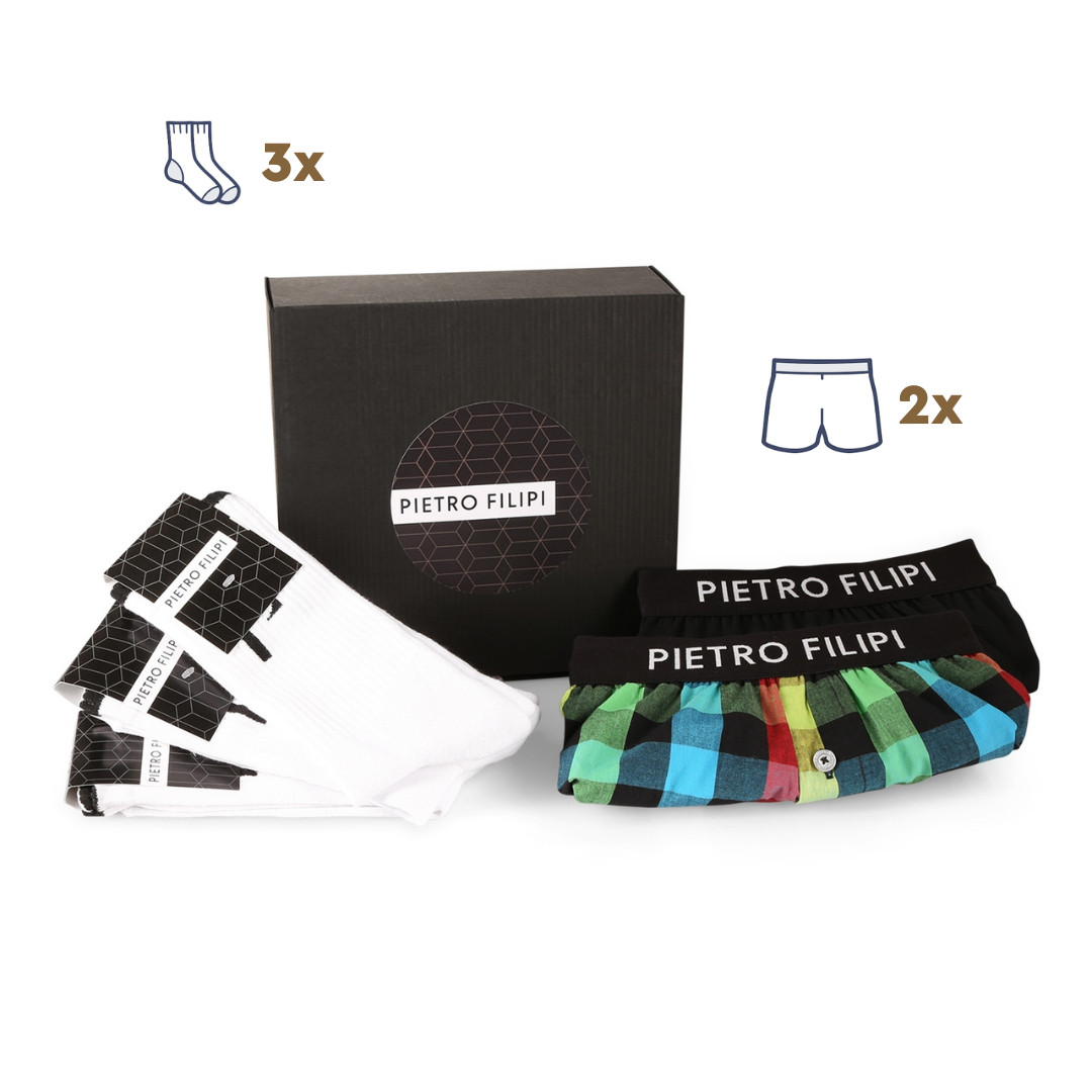 Pánska darčeková sada 2PACK trenky a 3PACK bielé sportové ponožky Pietro Filipi (3PG0V1) 3XL, trenírky.
Dajte svojmu obľúbenému mužovi najavo, že vám záleží na jeho pohodlí.
Čo darčeková súprava spodnej bielizne Pietro Filipi obsahuje

2 kusy pánskych trenírok Pietro Filipi s tkanou gumou a logom


3 páry športových bielych ponožiek Pietro Filipi vysokého strihu

Štýl a pohodlie v jednom s trenírkami Pietro Filipi
Pánske šortky Pietro Filipi vám poskytnú maximálne pohodlie v každej situácii.
Ponožky Pietro Filipi vám prinášajú pohodlie a štýl
Športové ponožky Pietro Filipis vysokým strihom sú skvelou voľbou pre každého, kto hľadá spojenie elegancie a funkčnosti.
Prečo sa oplatí kúpiť darčekovú súpravu boxeriek a ponožiek Pietro Filipi

Praktický darček pre každého muža.


Elegantné balenie.


Kvalitný materiál a nadčasový dizajn.

Spodná bielizeň Pietro Filipi pre všetkých štýlových mužov
Značka Pietro Filipi má na českom trhu dlhoročnú tradíciu.
Ako sa starať o novú spodnú bielizeň
Aby vám radosť z nových trenírok a ponožiek vydržala čo najdlhšie, odporúčame vám dodržiavať tieto rady.

Pranie: Trenírky perte pri teplote 40 °C, no v prípade ponožiek odporúčame teplotu 30 °C.


Sušenie: Šortky môžete sušiť v sušičke, ponožky však nechajte schnúť na vzduchu.


Žehlenie: Ak musíte, šortky vyžehlite pri nižšej teplote.

Tip: Staňte sa expertom na údržbu spodnej bielizne vďaka tipom v našom článku a doprajte svojim obľúbeným kúskom starostlivosť, akú si zaslúžia.