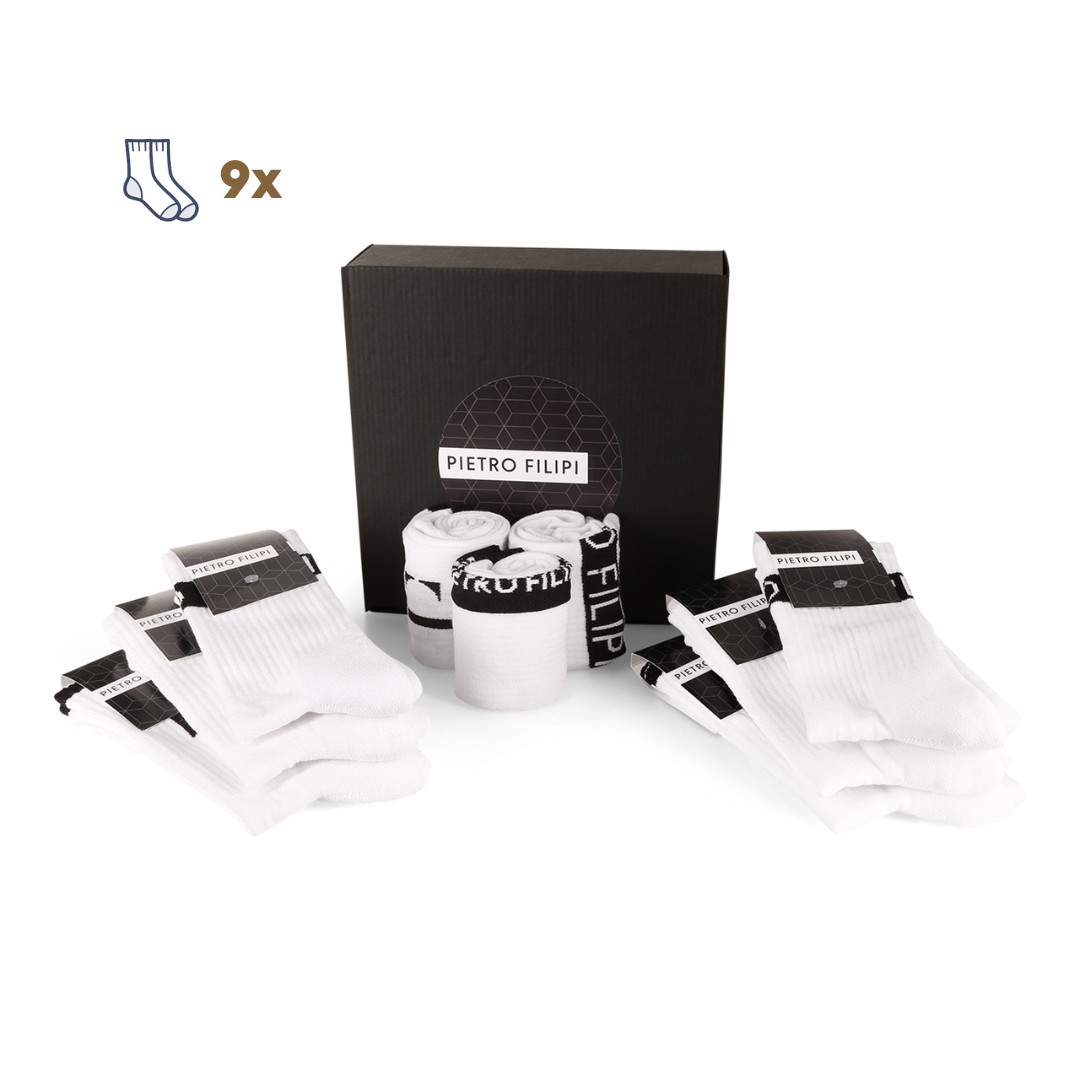 9PACK ponožky Pietro Filipi športové vysoké bielé (9POB1) M.
Športové ponožky Pietro Filipi s vysokým strihom sú skvelou voľbou pre každého, kto hľadá kombináciu elegancie a funkčnosti.
Kvalitný materiál pre pohodlie aj počas náročných aktivít
Športové ponožky Pietro Filipi sú vyrobené z prvotriednej zmesi bavlny, polyamidu a elastanu.
Praktický strih na každodenné použitie
Vďaka vyššiemu strihu poskytujú ponožky Pietro Filipi dostatočnú ochranu členkov počas behu, jazdy na bicykli alebo iných športových aktivít.
Prečo si vybrať športové ponožky Pietro Filipi?

Maximálne pohodlie: Ergonomický strih zaisťuje dokonalú oporu chodidla.


Priedušnosť: Prvotriedna zmes materiálov umožňuje vynikajúcu cirkuláciu vzduchu a odvádza vlhkosť.


Štýl a elegancia: Jednoduchý dizajn s logom Pietro Filipi zvýrazňuje váš zmysel pre detail.


Univerzálnosť: Ideálne na športové výkony, turistiku a štýlové každodenné oblečenie.

Spodná bielizeň Pietro Filipi pre všetkých štýlových mužov
Značka Pietro Filipi má na českom trhu dlhú tradíciu.
Starostlivosť o ponožky Pietro Filipi
Aby si ponožky čo najdlhšie zachovali svoj tvar a farbu, je dôležité dodržiavať niekoľko jednoduchých pravidiel ich starostlivosti.

Pranie: Ponožky odporúčame prať pri maximálnej teplote 30 °C.


Sušenie: Ponožky sa neodporúča sušiť v bubnovej sušičke, pretože vysoké teploty môžu spôsobiť zmrštenie materiálu alebo stratu pružnosti.


Žehlenie: Ponožky Pietro Filipi sa nemusia žehliť.

Tip: Staňte sa expertom na údržbu spodnej bielizne vďaka tipom v našom článku a doprajte svojim obľúbeným kúskom starostlivosť, akú si zaslúžia.