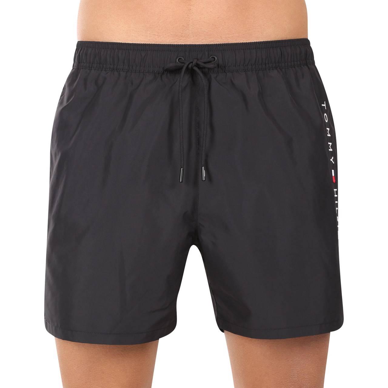 Pánske plavky Tommy Hilfiger čierné (UM0UM03258 BDS) XXL.
Hľadáte plavky, ktoré spájajú luxusný dizajn, pohodlie a funkčnosť?
Ľahký a rýchloschnúci materiál
Plavky sú vyrobené z polyesteru, ktorý je nielen mimoriadne ľahký, ale aj rýchlo schne.
Pohodlný strih, ktorý dokonale padne
Vďaka mierne športovému strihu a rýchloschnúcemu materiálu sa tieto plavky skvele hodia nielen na plávanie a relax na pláži, ale aj na vodné športy alebo bežné nosenie počas horúcich letných dní.
Prečo by ste mali vyskúšať plavky Tommy Hilfiger

Rýchloschnúci materiál: 100% polyester poskytuje ľahkosť, odolnosť a rýchle schnutie pre maximálne pohodlie.
Štýlový dizajn: Decentné logo Tommy Hilfiger dodáva prémiový vzhľad.
Pohodlný strih: Krátke nohavičky a elastický pás so sťahovacou šnúrkou zaručujú skvelé prispôsobenie a voľnosť pohybu.

Spodná bielizeň Tommy Hilfiger zaručuje najvyššiu kvalitu
Značka Tommy Hilfiger sa pred takmer 40 rokmi stala ikonou amerického obliekania a jej farebnosť v tónoch modrej, červenej a bielej je rozpoznateľná na prvý pohľad.
Ako sa starať o plavky Tommy Hilfiger?
Aby si plavky zachovali kvalitu a farbu čo najdlhšie, je dôležité ich správne udržiavať:

Pranie: Odporúčame prať na 30 °C s jemným pracím prostriedkom, aby nedošlo k poškodeniu materiálu.
Sušenie: Sušenie: Nesušiť v sušičke – najlepšie je nechať ich voľne uschnúť na vzduchu.
Žehlenie: Nežehliť, materiál sa sám vyrovná a zostane hladký.

Tip: Výber plaviek, ktoré vám dobre padnú a zvýraznia váš štýl, môže byť beh na dlhé trate.