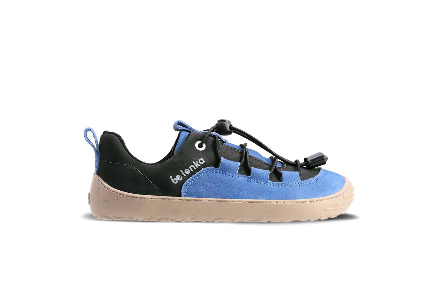 Detské barefoot tenisky Be Lenka Xplorer - Blue & Olive Black.
 tenisky vyrobené z prémiovej kože nubukšpička topánok je dostatočne široká na to, aby sa prsty pri pohybe mohli prirodzene hýbaťpodšívka je príjemná na dotyk a navyše zaisťuje komfort i tepelnú izoláciustoper umožňuje ideálne stiahnutie tenisiek na priehlavkuflexibilná podrážka KidsUltraGrip s kresleným vzorom o hrúbke 6 mm zabezpečuje ideálny kontakt s povrchom (priaznivo pôsobí na vývoj detského chodidla)obuv nie je určená na športovanie (pri bicyklovaní, jazdení na kolobežke a iných činnostiach namáhajúcich podrážku môže dôjsť k jej mechanickému poškodeniu)
Výhody barefoot topánok:
ultra flexibilná podrážkazero drop: päta a špička v jednej rovine pre správne držanie telapriestranná špička pre vaše prstyľahká obuv
Typ: vychádzková obuv