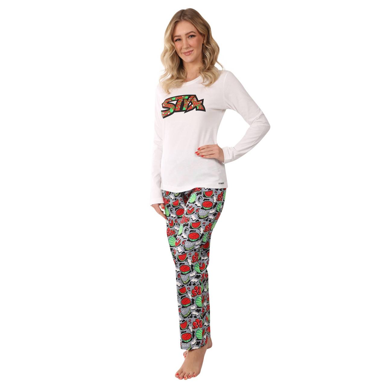 Ženska pidžama Styx lubenice (PDD1459) XL.
Želite li spojiti udobnost, stil i kvalitetu češke proizvodnje?
Vrhunski materijali za maksimalnu udobnost
Ženske pidžame Styx izrađene su od vrhunskih materijalakoji će osigurati maksimalnu udobnost tijekom cijele noći.
Udoban kroj i moderan dizajn za miran san
Kroj ženske pidžame Styx pružit će vam maksimalnu udobnost tijekom odmora i spavanja.
Zašto odabrati žensku pidžamu Styx?

Premium kombinacija materijala: Pamučni saten za hlače, mekani pamuk za majicu.
Udobno pristajanje: Sloboda kretanja i maksimalna udobnost tijekom spavanja.
Proizvedeno u Češkoj Republici: Podrška lokalnoj proizvodnji i osiguranju kvalitete.

Kvaliteta iz Češke, to je donje rublje Styx
Donje rublje Styx u potpunosti je proizvedeno u Češkoj.
Kako se brinuti za Styx pidžamu?
Da bi vaša pidžama dugo bila lijepa i udobna, slijedite ove upute:

Pranje: Prati u perilici rublja na 30°C s blagim deterdžentom.
Sušenje: Ne koristite sušilicu, sušite na zraku.
Peglanje: Može se glačati na niskoj temperaturi (preporučujemo glačanje naopačke).

Savjet: Postanite stručnjak za održavanje donjeg rublja zahvaljujući savjetima u našem članku i pružite svojim omiljenim komadima njegu koju zaslužuju.