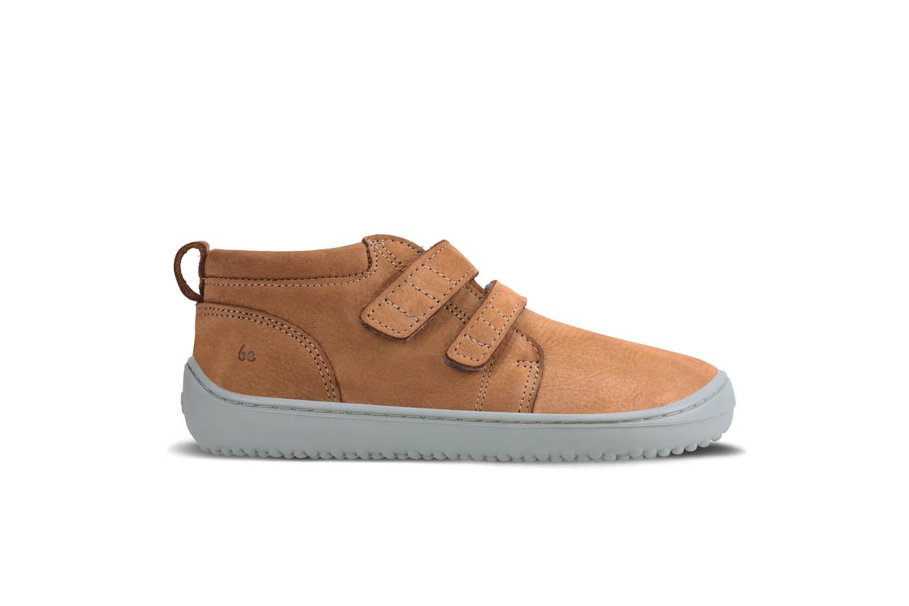 Barefoot scarpe bambini Be Lenka Play - Cognac.
  scarpe barefoot riproducono perfettamente la sensazione di camminare a piedi nudi come vorrebbe la natura  Suola ricucita per una maggior durata  La suola KidsComfort grazie al suo grip garantisce una perfetta stabilità  Tallone in pelle per un maggior comfort e resistenza  Fodera in tessuto piacevole al tatto  Nuova soletta rimovibile in cotone e PU riciclato  Logo di stile Be Lenka stampato
I vantaggi della scarpa Barefoot:
   Suola ultra flessibile   Zero drop (il tallone e la punta sono alla stessa altezza per una corretta postura)   Punta maggiorata per dita più rilassate   Scarpa leggera
Tipo: calzatura da città