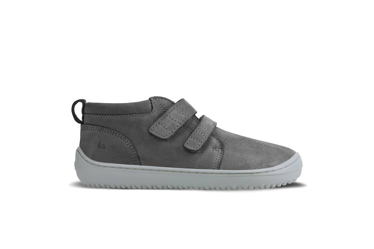 Barefoot scarpe bambini Be Lenka Play - Dark Grey.
  scarpe barefoot riproducono perfettamente la sensazione di camminare a piedi nudi come vorrebbe la natura  Suola ricucita per una maggior durata  La suola KidsComfort grazie al suo grip garantisce una perfetta stabilità  Tallone in pelle per un maggior comfort e resistenza  Fodera in tessuto piacevole al tatto  Nuova soletta rimovibile in cotone e PU riciclato  Logo di stile Be Lenka stampato
I vantaggi della scarpa Barefoot:
   Suola ultra flessibile   Zero drop (il tallone e la punta sono alla stessa altezza per una corretta postura)   Punta maggiorata per dita più rilassate   Scarpa leggera
Tipo: calzatura da città