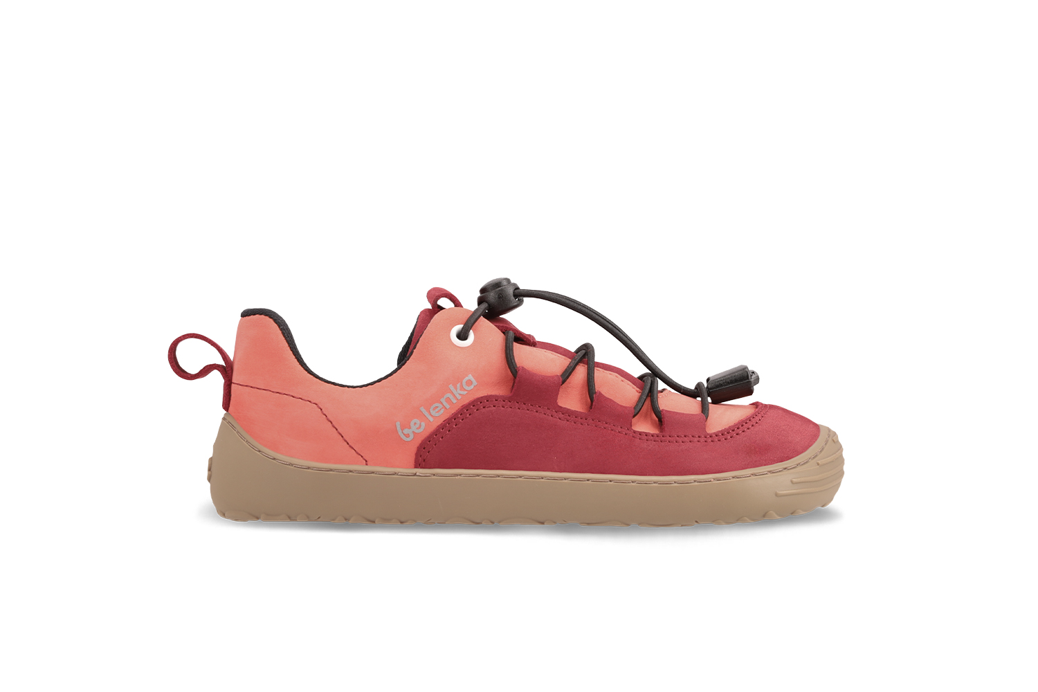 Baskets enfants barefoot Be Lenka Xplorer - Dark Red & Coral.
 baskets en cuir nubuck premiumla pointe des chaussures est suffisamment large pour permettre aux orteils de bouger naturellementla doublure est agréable au toucher et assure en plus du confort et une isolation thermiquel'arrêt de cordon permet un serrage idéal des baskets sur le cou-de-piedla semelle flexible KidsUltraGrip avec un motif de dessin animé, de 6 mm d'épaisseur, assure un contact idéal avec la surface (affecte favorablement le développement du pied de l'enfant)les chaussures ne sont pas destinées au sport (le cyclisme, la trotinette et d'autres activités qui sollicitent la semelle peuvent causer des dommages mécaniques à celle-ci)
Avantages des chaussures barefoot :
semelle ultra souplezéro drop (pente nulle) : talon et orteils dans un même plan pour une bonne posturepointe spacieuse pour vos orteilschaussures légères
Type : chaussure de ville