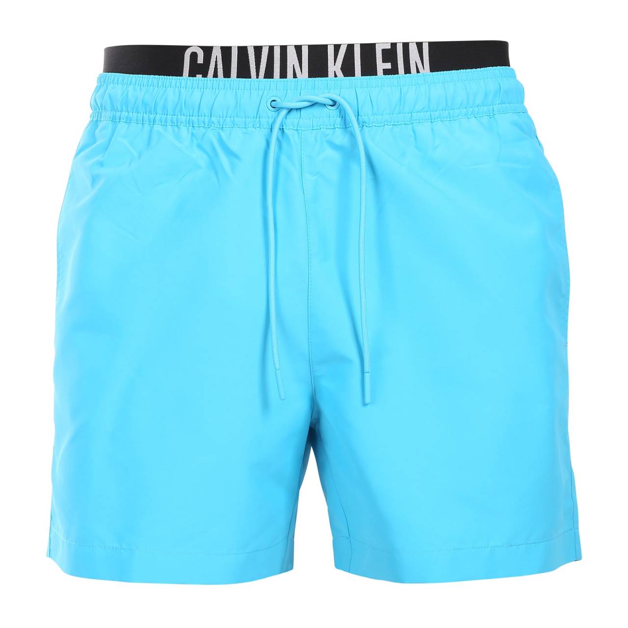 Bademode für Männer Calvin Klein blau (KM0KM01093-CVJ) XXL.
Möchten Sie stilvoll aussehen und gleichzeitig maximalen Komfort genießen?
Leichtes und funktionelles Material sorgt für Komfort
Der Badeanzug ist aus leichtem Polyester gefertigt, das schnell trocknet und sehr strapazierfähig ist.
Bequeme Passform für jede Gelegenheit
Der Calvin Klein-Badeanzug hat kürzere Beine, so dass er Sie nicht einengt und Ihre Beine zeigt.
Warum Calvin Klein Bademode in Ihrem Kleiderschrank nicht fehlen darf

Erstklassiges Design: Ein luxuriöser Look mit dem kultigen Calvin Klein-Logo.
Schnell trocknendes Material.
Perfekter Schnitt: Die kurzen Beine und der elastische Bund mit Kordelzug passen sich Ihrem Körper an und sorgen für maximale Bewegungsfreiheit.

Calvin Klein Unterwäsche wird von Menschen auf der ganzen Welt geliebt
Calvin Klein Herrenunterwäsche gehört zu den Aushängeschildern der Modeindustrie.
Wie pflegt man Bademode?
Damit Ihre Bademode so lange wie neu hält, ist es wichtig, sie richtig zu pflegen:

Waschen: Empfohlen für 30°C mit mildem Reinigungsmittel.
Trocknen: Nicht für den Wäschetrockner geeignet - am besten an der Luft trocknen lassen.
Bügeln: Nicht bügeln, das Material glättet sich von selbst.

Tip: Die Wahl eines Badeanzugs, der Ihnen perfekt passt und Ihren Stil unterstreicht, kann ein langer Weg sein.