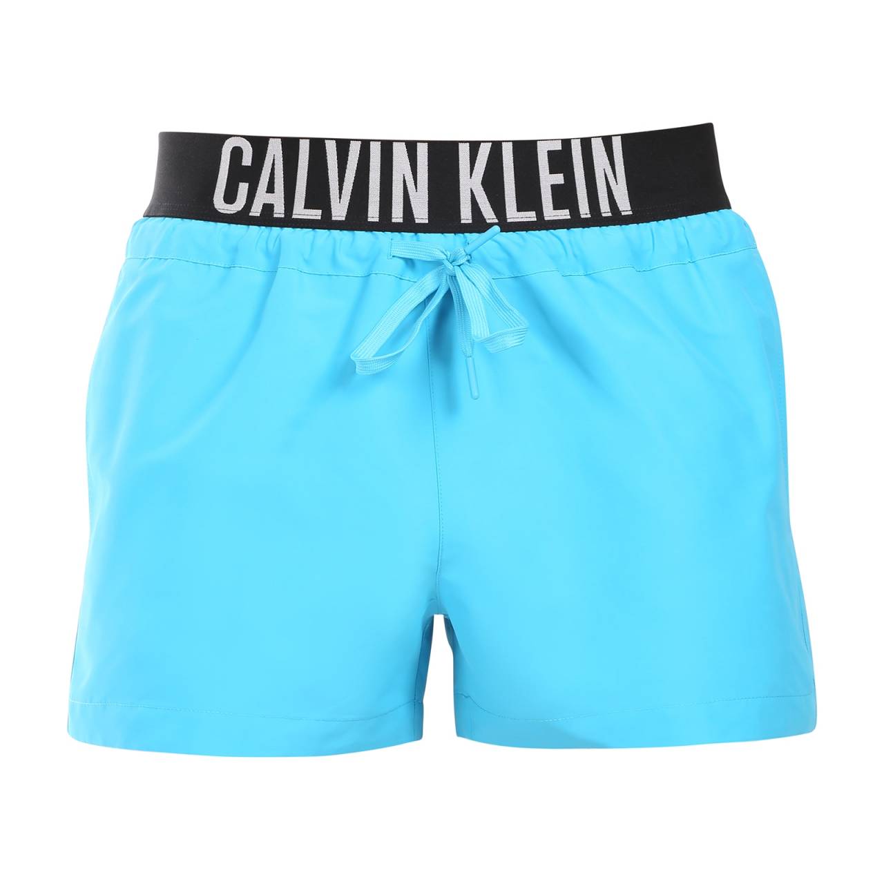 Moške kopalke Calvin Klein modre (KM0KM01094-CVJ) L.
Želite biti videti elegantno in hkrati uživati v največjem udobju?
Lahkoten in funkcionalen material vam zagotavlja udobje
Kopalke so izdelane iz lahkega poliestra, ki se hitro suši in je zelo trpežen.
Udobno prileganje za vsako priložnost
Kopalke Calvin Klein imajo krajše noge, zato vas ne omejujejo in pustijo vaše noge na ogled.
Zakaj v vaši garderobi ne smejo manjkati kopalke Calvin Klein

Vrhunska zasnova: Razkošen videz z ikoničnim logotipom Calvin Klein.
Material za hitro sušenje.
Odličen kroj: Kratke nogavice in elastičen pas z vrvico se bodo prilagodili vašemu telesu in zagotovili največjo svobodo gibanja.

Spodnje perilo Calvin Klein obožujejo ljudje po vsem svetu
Moško spodnje perilo Calvin Klein je ena od stalnic modne industrije.
Kako skrbeti za kopalke?
Če želite zagotoviti, da bodo vaše kopalke trajale kot nove, je pomembno, da jih pravilno negujete:

Pralnica: Priporočeno za 30 °C z blagim detergentom.
Sušenje: Ni primerno za sušenje v sušilnem stroju - najbolje je, da se posuši na zraku.
Likanje: Ne likate, material se naravno zravna.

Nasvet: Izbira kopalk, ki se vam popolnoma prilegajo in poudarjajo vaš slog, je lahko dolgotrajna.