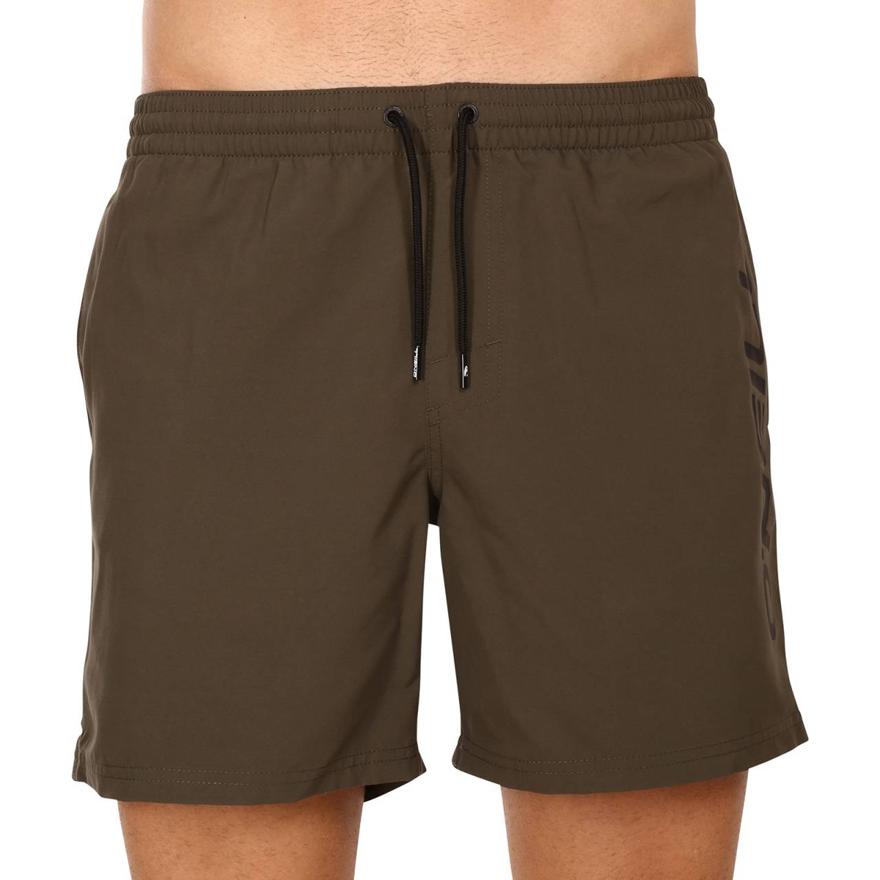 Bañador para hombre O'neill verde (N03202-16028) M.
Disfruta al máximo de la temporada de verano con los bañadores para hombre de O'Neill, que combinan un aspecto moderno, comodidad y respeto por el medio ambiente.
Material de alta calidad y respetuoso con el medio ambiente
Los bañadores contienen una elevada proporción de materiales reciclados y fibras funcionales, lo que garantiza su durabilidad y secado rápido, pero también contribuye a reducir la huella ecológica.
Ajuste cómodo y detalles funcionales
Los pantalones cortos tienen perneras más cortas que proporcionan suficiente libertad de movimiento y se ajustan perfectamente al cuerpo.
Por qué te encantarán los bañadores O'Neill

Material respetuoso con el medio ambiente: La elevada proporción de fibras recicladas contribuye a reducir el impacto medioambiental.
Secado rápido y duradero: Material ligero y de alta calidad que evacua la humedad y es resistente al cloro y al agua salada.
Corte cómodo con cintura ajustable: La cintura elástica con cordón garantiza un ajuste perfecto y la máxima comodidad durante el movimiento.

La marca O'Neill aporta un toque deportivo a tu vestuario
La marca O'Neill tiene sus raíces en los surfistas, lo que confiere a los productos no sólo un moderno swing de diseño, sino sobre todo un ajuste preciso que garantiza la máxima comodidad y libertad de movimientos.
¿Cómo cuidar los bañadores O'Neill?
Para conservar la calidad y el color de su bañador el mayor tiempo posible, es importante mantenerlo adecuadamente:

Lavandería: Se recomienda lavar a 30°C con un detergente suave que no contenga productos químicos agresivos.
Secado: No recomendamos secar el bañador en la secadora; es mejor dejarlo secar al aire para que conserve su elasticidad y forma.
Planchado: No es necesario planchar el bañador, el material se aplana de forma natural.

Consejo: Elegir un bañador que te quede bien y realce tu estilo puede ser un largo camino.