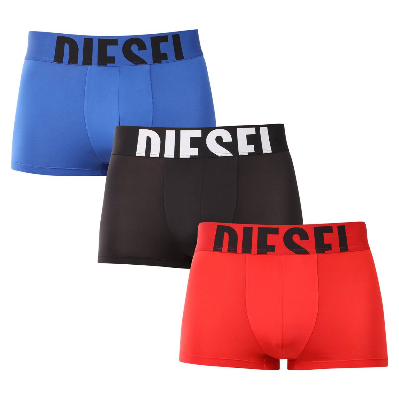 3PACK Moške boksarice Diesel večbarvne (A17743-0DCBL-E7172) 3XL.
Uživajte v največjem udobju in samozavestnem slogu s temi moškimi boksericami Diesel.
Prijeten material za celodnevno udobje
Boksarice Diesel so izdelane iz mešanice bombaža in elastana, ki zagotavlja udobno nošenje, odlično zračnost in optimalno elastičnost.
Eleganten videz in brezčasna zasnova
Dobro prilegajoča se elastika drži boksarice točno tam, kjer morajo biti, nikjer se ne dvigajo ali režejo.
Zakaj bi morali preizkusiti bokserje Diesel

Razkošno udobje zaradi daljših nog: Idealne so za celodnevno nošenje, saj zagotavljajo več opore in manj trenja.
Premium material: Zagotavlja mehkobo, zračnost in prožnost, ki se brez omejitev prilagodi vašemu telesu.
Brezčasna zasnova z ikoničnim logotipom: Izrazita tkana elastika dodaja slog in zagotavlja, da boksarice ostanejo na svojem mestu.

Dieselovo spodnje perilo za tiste, ki si želijo najboljše zase
Ikonična znamka oblačil in spodnjega perila Diesel vas bo navdušila s preprostim slogom z izvirnimi elementi.
Kako skrbeti za bokserje Diesel
Če želite, da bo vaše najljubše spodnje perilo dolgo služilo, vam priporočamo, da upoštevate naslednje nasvete.

Pralnica: Priporočamo pranje pri 30 °C.
Sušenje: Te bokserice niso primerne za sušilni stroj.
Likanje: Bokserske hlače lahko likate na nizki stopnji, primerni za bombaž.

Nasvet: Iskanje pravega spodnjega perila, ki se vam popolnoma prilega, je lahko izziv.
