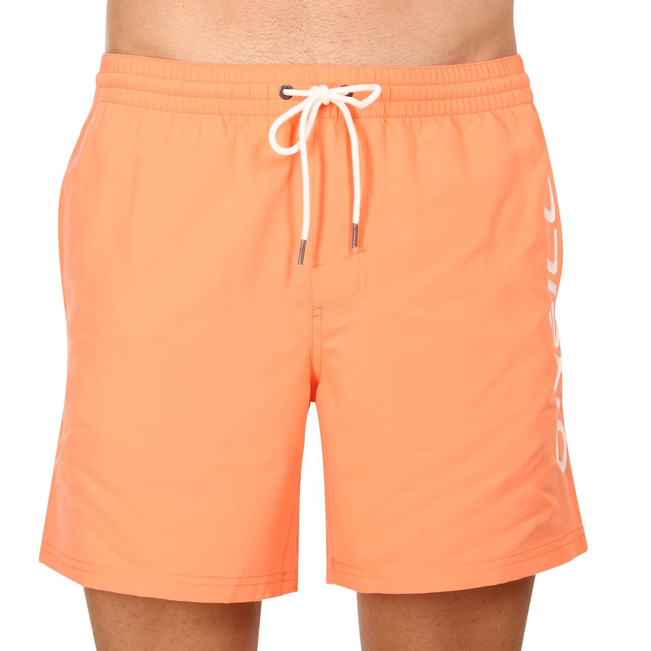 Bademode für Männer O'neill orange (N03202-12517) M.
Genießen Sie die Sommersaison in vollen Zügen mit der O'Neill-Bademode für Männer, die einen modernen Look, Komfort und Umweltfreundlichkeit vereint.
Hochwertiges, umweltfreundliches Material
Die Bademode enthält einen hohen Anteil an recycelten Materialien und Funktionsfasern, die für Langlebigkeit und schnelles Trocknen sorgen, aber auch dazu beitragen, den ökologischen Fußabdruck zu verringern.
Bequeme Passform und funktionelle Details
Die Shorts haben kürzere Beine, die ausreichend Bewegungsfreiheit bieten und sich dem Körper perfekt anpassen.
Warum Sie O'Neill Bademode lieben werden

Umweltfreundliches Material: Der hohe Anteil an recycelten Fasern trägt dazu bei, die Umweltbelastung zu verringern.
Schnell trocknend und langlebig: Leichtes und hochwertiges Material, das Feuchtigkeit ableitet und resistent gegen Chlor und Salzwasser ist.
Bequemer Schnitt mit verstellbarem Bund: Der elastische Bund mit Kordelzug sorgt für eine perfekte Passform und maximalen Komfort bei Bewegung.

Die Marke O'Neill bringt einen sportlichen Touch in Ihre Garderobe
Die Marke O'Neill hat ihre Wurzeln im Surfen, was den Produkten nicht nur einen modernen Designschwung, sondern vor allem eine präzise Passform verleiht , die maximalen Komfort und Bewegungsfreiheit garantiert.
Wie pflegt man O'Neill Bademode?
Um die Qualität und die Farbe Ihrer Bademode möglichst lange zu erhalten, ist es wichtig, sie richtig zu pflegen:

Waschen: Wir empfehlen das Waschen bei 30°C mit einem milden Waschmittel, das keine aggressiven Chemikalien enthält.
Trocknen: Wir raten davon ab, den Badeanzug im Trockner zu trocknen - lassen Sie ihn am besten an der Luft trocknen, damit er seine Elastizität und Form beibehält.
Bügeln: Der Badeanzug muss nicht gebügelt werden, denn das Material glättet sich von selbst.

Tip: Die Wahl eines Badeanzugs, der Ihnen perfekt passt und Ihren Stil unterstreicht, kann ein langer Weg sein.
