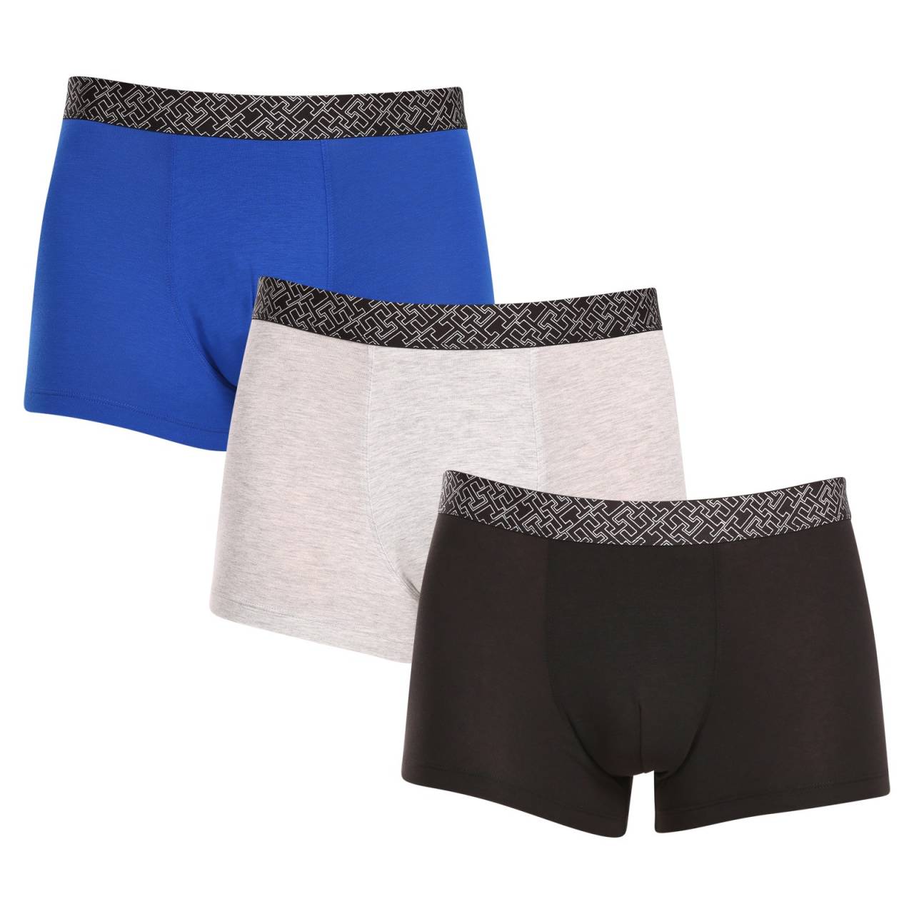 3PACK pánske boxerky Tommy Hilfiger viacfarebné (UM0UM03039 0SH) L, trenky.
Doprajte si nadčasový štýl a špičkový komfort s pánskymi boxerkami od značky Tommy Hilfiger.
Prémiový materiál pre maximálne pohodlie
Boxerky Tommy Hilfiger sú vyrobené z jemnej, na dotyk veľmi príjemnej bavlny s prímesou elastanu, ktorý im dodáva pružnosť a dlhú životnosť.
Ikonyický štýl a precízny strih
Boxerky majú dlhšie nohavičky, ktoré sa nevyhrávajú a poskytujú dostatočné zakrytie a komfort.
Prečo by vám boxerky Tommy Hilfiger nemali chýbať

Prémiová bavlna s elastanom: Mäkká, priedušná a pohodlná na celodenné nosenie.
Dlhšie nohavičky a vyšívaný guma: Stabilita, štýl a žiadne rolovanie.
Elegantný a nadčasový dizajn: Skvelé na každodenné aj špeciálne príležitosti.

Spodná bielizeň Tommy Hilfiger je zárukou najvyššej kvality
Značka Tommy Hilfiger sa stala ikonou amerického obliekania pred takmer 40 rokmi a jej farebnosť v odtieňoch modrej, červenej a bielej je rozpoznateľná na prvý pohľad.
Ako sa starať o boxerky Tommy Hilfiger

Pranie: Per na 30 °C.
Sušenie: Boxerky možno sušiť v sušičke pri nízkej teplote.
Žehlenie: V prípade potreby je možné ich žehliť na nižšiu teplotu.

Tip: Nájdenie ideálneho kúsku spodnej bielizne môže byť niekedy náročné.
