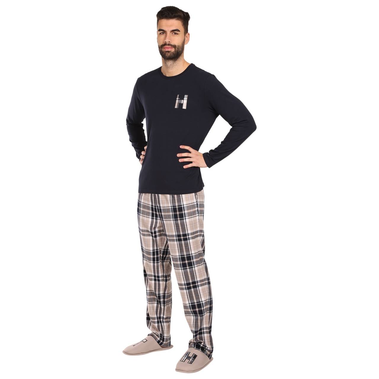 Herren-Schlafanzug Tommy Hilfiger mit Pantoffeln mehrfarbig in Geschenkbox (UM0UM02989 0S1) M.
Zweiteiliger Pyjama mit luxuriöser Optik und Verarbeitung sowie 100 % Baumwolle, was könnte man sich mehr wünschen?
 
Der Pyjama von Tommy Hilfiger wird von jedem Mann geschätzt, der Komfort mag, sowohl im Sommer als auch im Winter.