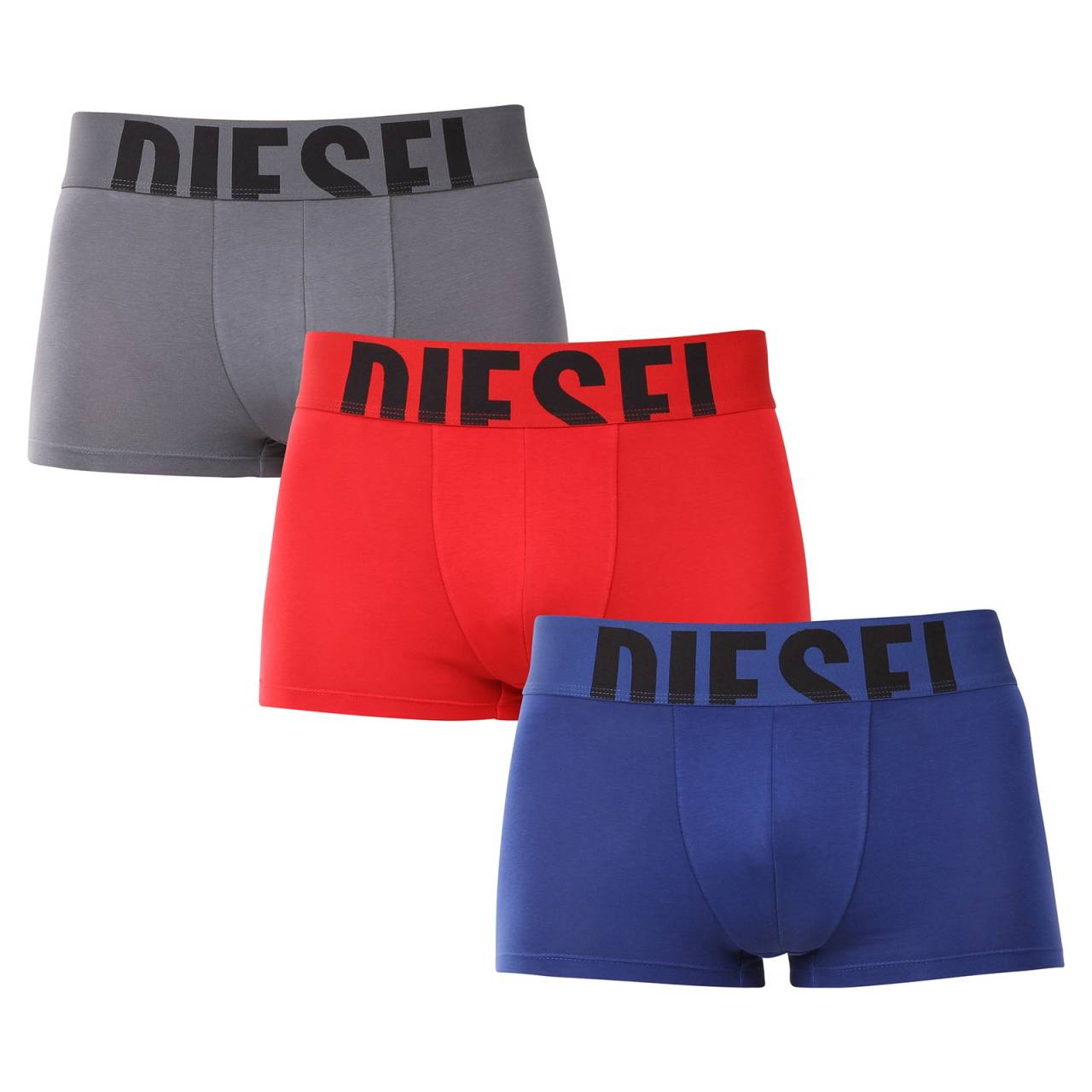 3PACK Moške boksarice Diesel večbarvne (A15380-0WIAN-E7221) L.
Stavite na preizkušeno kombinacijo sloga, udobja in kakovosti s temi moškimi boksericami Diesel.
Vrhunski material za maksimalno udobje
Bokserice so izdelane iz udobne mešanice bombaža in elastana.
Sodobna zasnova in premišljen rez
Zaradi enobarvne zasnove s kontrastno gumo je videti sodobno in brezčasno.
Zakaj bi vsekakor morali preizkusiti bokserje Diesel

Premium material: Kombinacija bombaža in elastana zagotavlja mehkobo, zračnost in idealno prožnost za maksimalno udobje skozi ves dan.
Elegantna zasnova: Značilna tkana elastika z logotipom Diesel daje bokserjem sodoben videz in brezčasen slog.
Univerzalna uporaba: Idealno za vsakodnevno nošenje, delo, šport in prosti čas - popolna izbira za vsako priložnost.

Dieselovo spodnje perilo za tiste, ki si želijo najboljše zase
Ikonična znamka oblačil in spodnjega perila Diesel vas bo navdušila s preprostim slogom z izvirnimi elementi.
Kako skrbeti za bokserje Diesel
Če želite, da bo vaše najljubše spodnje perilo dolgo služilo, vam priporočamo, da upoštevate naslednje nasvete.

Pralnica: Bokserje perite pri temperaturi največ 30 °C.
Sušenje: Bokserje lahko sušite v sušilnem stroju na nizki stopnji.
Likanje: Da, te boksarice lahko zlikate.

Nasvet: Iskanje pravega spodnjega perila, ki se vam popolnoma prilega, je lahko izziv.