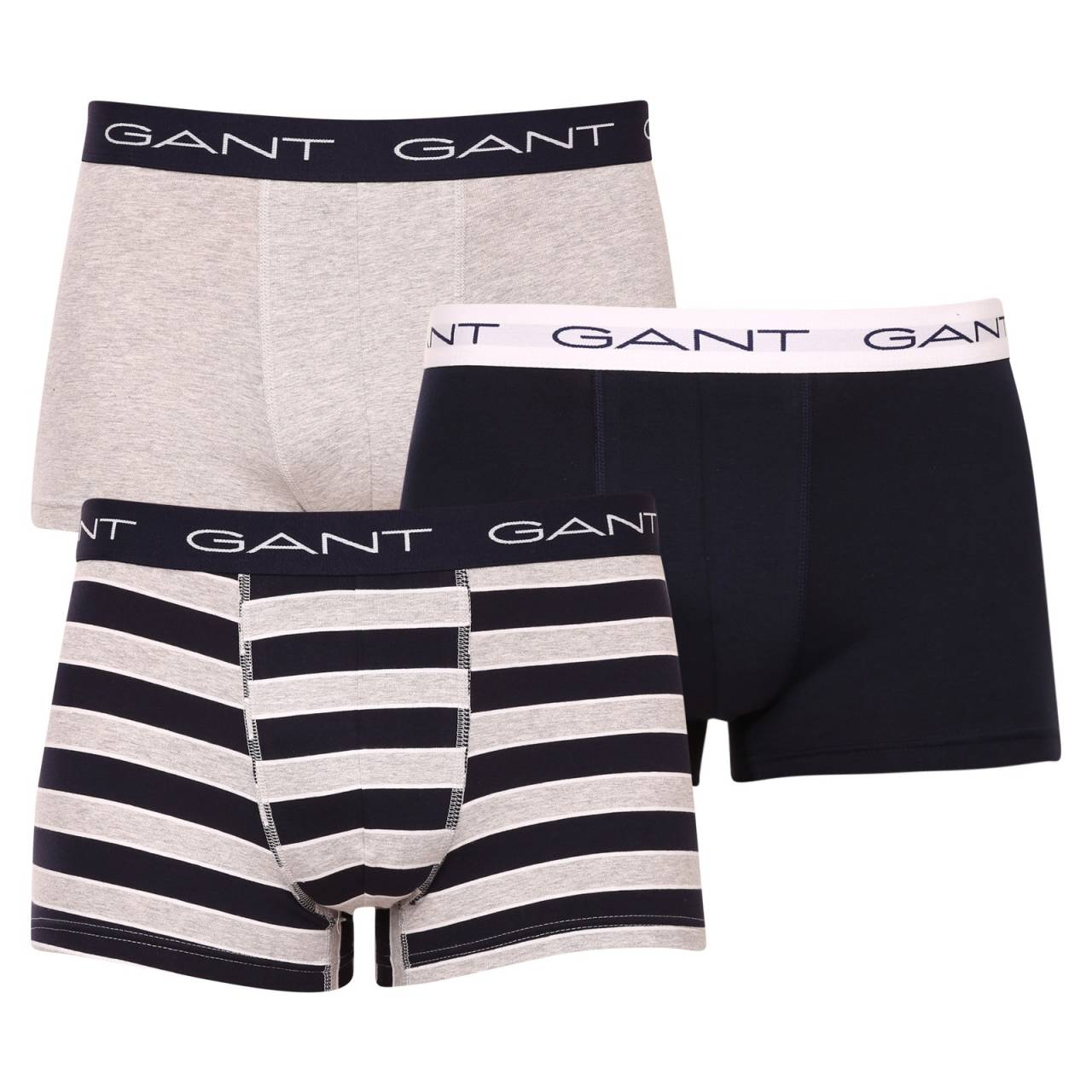 3PACK pánske boxerky Gant viacfarebné (902233403-94) XL, trenky.
Zvoľte pohodlie a nadčasový vzhľad s pánskymi boxerkami GANT v nadčasovej farebnej kombinácii.
Prémiový materiál pre každodenné pohodlie
Boxerky sú ušité z kvalitnej zmesi bavlny a elastanu.
Moderný dizajn do práce aj na rande
Jednoduchý dizajn dopĺňa vytkávaná guma v páse s logom GANT, ktorá je mäkká a nijako netlačí.
Prečo by ste mali boxerky GANT určite vyskúšať

Kvalitný materiál a pohodlný strih: Mäkká bavlna s elastanom zaisťuje pohodlie a skvelé prispôsobenie telu.
Štýlový dizajn: Klasická farebnosť a tkaný gumový pás s logom pôsobia elegantne a moderne.
Všestranné využitie: Ideálne na každodenné nosenie, do práce, na šport aj vo voľnom čase.

 
Spodná bielizeň GANT pre štýlových mužov
Značka GANT je už od roku 1949 synonymom precizného spracovania a kvalitných materiálov.
Ako sa starať o pánske boxerky GANT
Aby ti spodná bielizeň vydržala dlho v skvelom stave, odporúčame dodržiavať nasledujúce tipy.

Pranie: Per pri maximálnej teplote 40 °C.
Sušenie: Boxerky môžete sušiť v sušičke – odporúčame nastaviť šetrný program na nižšiu teplotu.
Žehlenie: Ak je to potrebné, môžete ich žehliť na nízku teplotu, ideálne naruby.

 
Tip: Niekedy je náročné nájsť správne spodné prádlo, ktoré vám perfektne sedí.