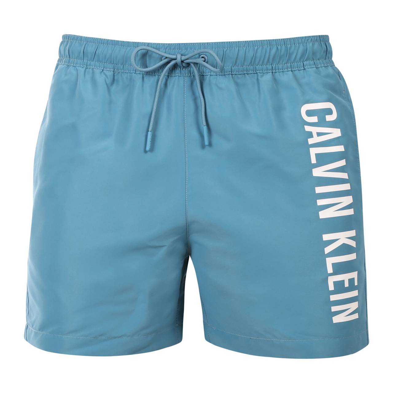 Kupaće gaće Calvin Klein plava (KM0KM01092-CJ6) M.
Predstavljamo muške kupaće kostime Calvin Klein koji kombiniraju kultni dizajn brenda s modernim elementima.
Calvin Klein kvaliteta koja vas neće razočarati
Kupaći kostimi Calvin Klein izrađeni su od 100% recikliranog poliestera, što osigurava vrhunsku kvalitetu uz podršku održivosti.
Promišljen dizajn za vašu udobnost
Kupaći kostimi Calvin Klein dizajnirani su s obzirom na udobnost i stil.
Zašto bi kupaći kostimi Calvina Kleina trebali biti neizostavan dio vašeg ormara?

Održivost: Kupaći kostimi izrađeni su od recikliranih materijala, što smanjuje utjecaj na okoliš.
Tehnologija brzog sušenja: Moderni materijal osigurat će vam maksimalnu udobnost tijekom cijelog dana.
Moderan i moderan dizajn: Calvin Klein jednostavno nikad ne izlazi iz mode.
Savršen izbor: Bit ćete zvijezda ne samo na plaži, već i na zabavi uz bazen ili tijekom bilo kojeg vodenog sporta.

Donje rublje Calvin Klein pružit će vam jedinstven stil
Calvin Klein muško donje rublje spada u konstante modne industrije.
Kako se brinuti za kupaći kostim Calvin Kleina
Kako bi kupaći kostimi Calvin Klein dugo zadržali svoju kvalitetu i boju, važno je slijediti ispravan postupak održavanja.

Pranje: Perite pero u perilici rublja na maksimalno 30°C i koristite blagi deterdžent koji je nježan prema materijalu.
Sušenje: Nemojte sušiti kupaći kostim u sušilici - umjesto toga, pustite ga da se osuši na zraku u hladu kako biste spriječili izblijeđivanje jarko crvene boje.
Pohrana: Nakon što se potpuno osuši, kupaći kostim spremite na suho i dobro prozračeno mjesto kako biste spriječili stvaranje plijesni.

Savjet: Pronaći pravi komad donjeg rublja koji vam savršeno pristaje ponekad je izazovno.