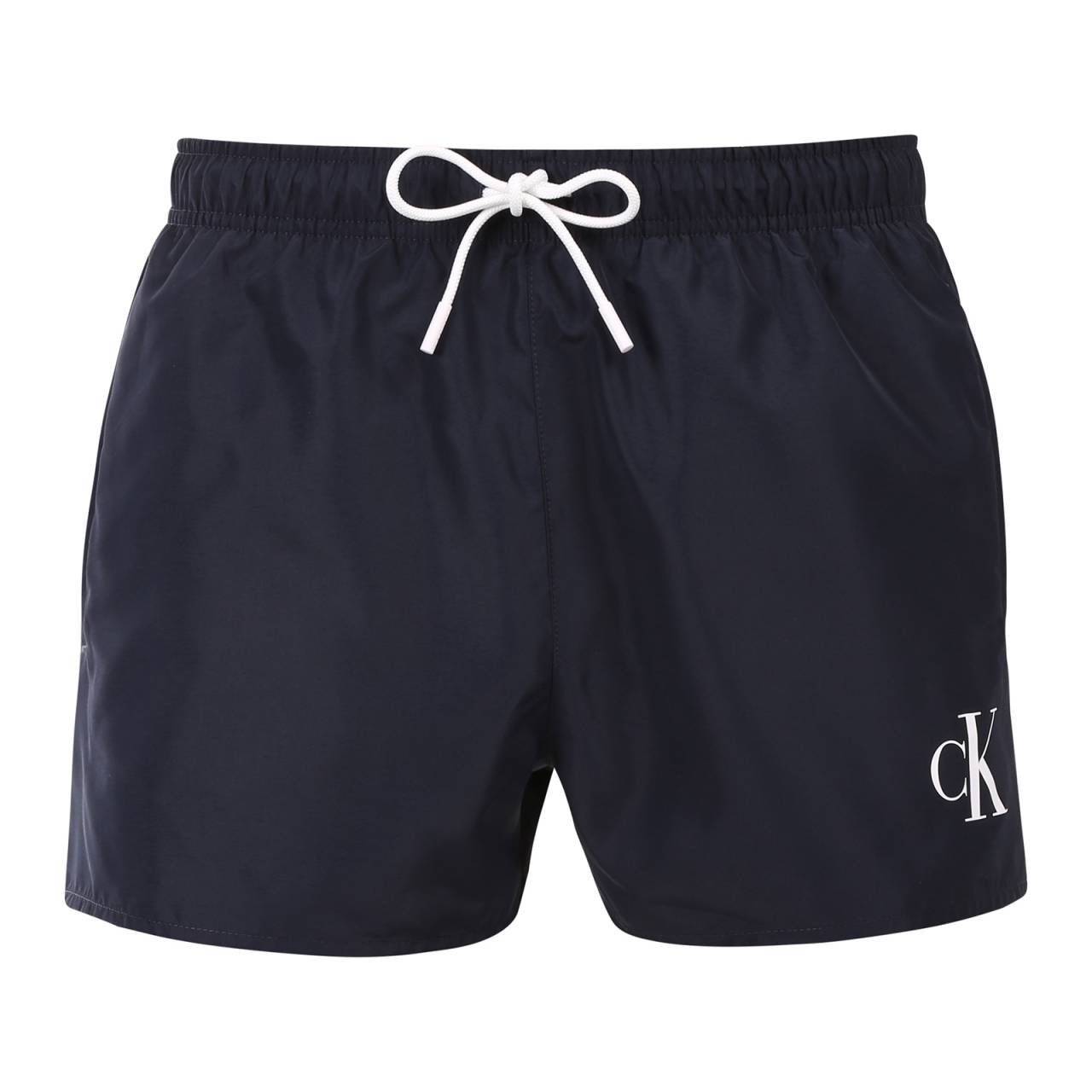 Pánske plavky Calvin Klein tmavo modré (KM0KM01099-CEF) XXL.
Predstavujeme vám pánske plavky Calvin Klein, ktoré kombinujú ikonický dizajn značky s modernými prvkami.
Kvalita Calvin Klein, ktorá vás nesklame
Plavky Calvin Klein sú vyrobené zo 100 % recyklovaného polyesteru, čo zaručuje špičkovú kvalitu a zároveň podporuje udržateľnosť.
Premyslený dizajn pre vaše pohodlie
Plavky Calvin Klein sú navrhnuté s ohľadom na pohodlie a štýl.
Prečo by plavky Calvin Klein nemali chýbať vo vašom šatníku?

Udržateľnosť: Plavky sú vyrobené z recyklovaných materiálov, čím sa znižuje vplyv na životné prostredie.
Rýchloschnúca technológia: Moderný materiál vám zaručí maximálne pohodlie počas celého dňa.
Štýlový a moderný dizajn: Calvin Klein jednoducho nikdy nevyjde z módy.
Perfektná voľba: Budete hviezdou nielen na pláži, ale aj na párty pri bazéne alebo pri akomkoľvek vodnom športe.

Spodná bielizeň Calvin Klein vám dodá jedinečný štýl
Pánska spodná bielizeň Calvin Klein patrí k stáliciam módneho priemyslu.
Ako sa starať o plavky Calvin Klein
Aby si plavky Calvin Klein dlhodobo zachovali svoju kvalitu a farbu, je dôležité dodržiavať správny postup údržby.


Pranie: Perte v práčke pri maximálnej teplote 30 °C a používajte jemný prací prostriedok, ktorý je šetrný k materiálu.


Sušenie: Plavky nesušte v sušičke - radšej ich nechajte voľne schnúť na vzduchu v tieni, aby ste zabránili vyblednutiu žiarivo červenej farby.


Skladování: Po úplném uschnutí skladuj plavky na suchém a dobře větraném místě, abys předešel případné tvorbě plísní.


Tip: Nájsť ten správny kus spodnej bielizne, ktorý vám dokonale padne, môže byť náročné.