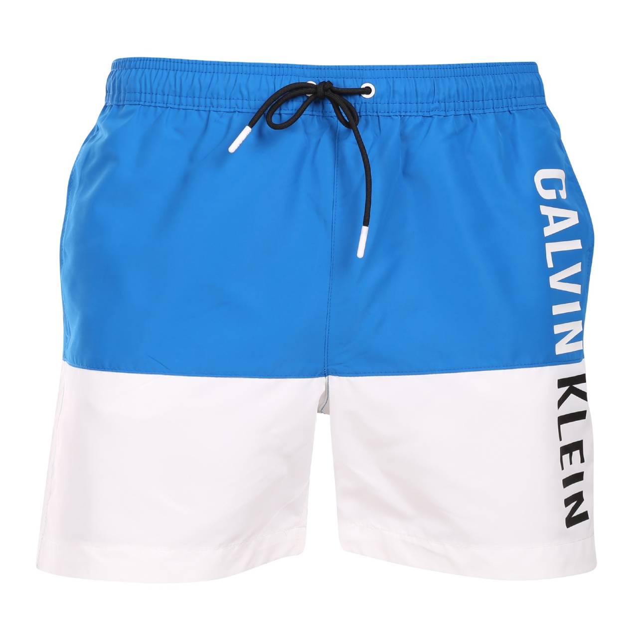 Kupaće gaće Calvin Klein višebojan (KM0KM00994-DYO) M.
Želite li izgledati elegantno, a istovremeno uživati ​​u maksimalnoj udobnosti?
Lagan i funkcionalan materijal osigurava udobnost
Kupaći kostimi izrađeni su od laganog poliestera koji se brzo suši i vrlo je izdržljiv.
Udoban kroj za svaku priliku
Kupaći kostimi Calvin Klein imaju kraće nogavice, tako da vas ni na koji način ne sputavaju, a ujedno i ističu vaše noge.
Zašto bi kupaći kostimi Calvina Kleina trebali biti u vašem ormaru

Vrhunski dizajn: Luksuzan izgled s kultnim Calvin Klein logotipom.
Materijal koji se brzo suši.
Savršen rez: Kratke nogavice i elastični pojas s vezicom prilagođavaju se vama i osiguravaju maksimalnu slobodu kretanja.

Calvin Klein donje rublje vole ljudi diljem svijeta
Calvin Klein muško donje rublje spada u konstante modne industrije.
Kako se brinuti za kupaći kostim?
Kako bi vaš kupaći kostim što dulje izgledao kao nov, važno je pridržavati se pravilne njege:

Pranje: Preporučuje se na 30°C s blagim deterdžentom.
Sušenje: Nije prikladno za sušenje u sušilici rublja - najbolje je ostaviti da se suši na zraku.
peglanje: Ne peglajte, materijal će se prirodno ispraviti.

Savjet: Odabir kupaćeg kostima koji vam savršeno pristaje i ističe vaš stil može biti dugotrajan.