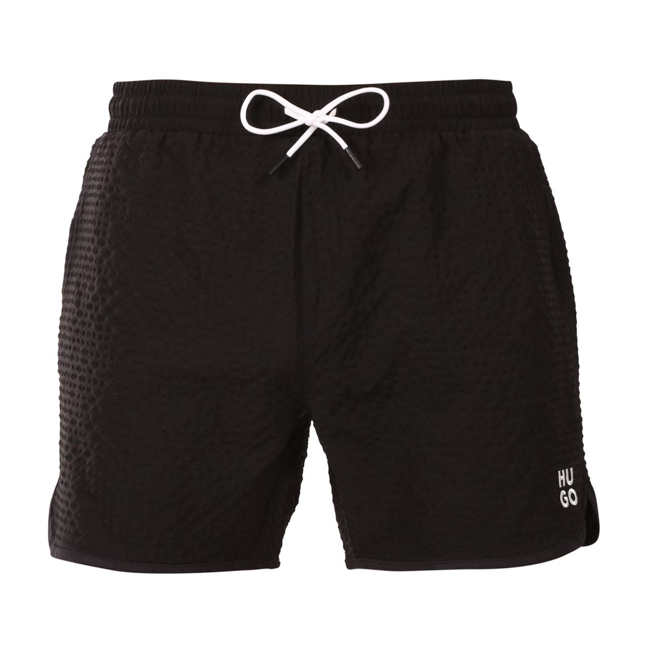 Bademode für Männer HUGO schwarz (50540152 001) L.
Gönnen Sie sich frischen Stil und Komfort mit diesen Herren-Badeanzügen von HUGO, der perfekten Mischung aus schlichtem Design und hochwertiger Qualität.
Hochwertiges Material für maximale Funktionalität
Dieser Herren-Badeanzug ist aus Polyamid gefertigt, das für Leichtigkeit, schnelles Trocknen und ausgezeichnete Wasser- und Sonnenlichtbeständigkeit sorgt.
Moderner Schnitt und minimalistisches Design
Der Badeanzug hat eine klassische, lockere Passform, die ausreichend Bewegungsfreiheit bietet.
Vorteile, die Sie bei HUGO Bademode wirklich schätzen werden

Schnell trocknendes Material: Kein langes Warten mehr, bis sie getrocknet sind.
Klassischer elastischer Gummi mit HUGO Logo: Stil und Komfort in einem.
Beständigkeit gegen Chlor und UV-Strahlung: Ideal für den Pool und die Sonne.
Einfaches, aber unverwechselbares Design: Immer ein geschmackvoller und maskuliner Look.

Hugo Unterwäsche für Liebhaber von Komfort und Luxus
Die Marke Hugo Underwear gehört zur Bekleidungsfamilie Hugo Boss und zeichnet sich durch hochwertige Materialien und präzise Verarbeitung aus.
Pflegehinweise für HUGO Bademode
Damit die Freude an Ihrem neuen Badeanzug lange währt, empfehlen wir Ihnen, diese Tipps zu beachten.

Waschen: Bademode mit einer Höchsttemperatur von 30 °C.
Trocknen: Das Trocknen im Wäschetrockner wird nicht empfohlen.
Bügeln: Sie haben den Badeanzug nicht gebügelt.

Tip: Die Wahl eines Badeanzugs, der Ihnen perfekt passt und Ihren Stil unterstreicht, kann ein langer Weg sein.