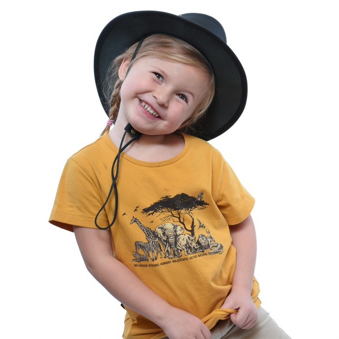 Bushman Hut Faso black MD.
 Der BUSHMAN-Hut FASO besteht aus 2 mm dickem full-grain-Leder, das mit einer Mischung aus Ölen und Wachsen behandelt wurde, die ihn weich und sanft machen und ihm ein attraktives Aussehen verleihen, ohne die Beständigkeit zu beeinträchtigen.
 
 
 Pflege: Um zu verhindern, dass das Leder im Laufe der Zeit Risse bekommt, empfehlen wir, die Oberfläche mit Öl oder anderen hochwertigen Lederpflege-Produkten zu behandeln.
 Spezifikation:
 &bull; Material: 100% full-grain-Leder (2 mm), Innensaum aus 100% Baumwolle
 &bull; Metallbelüftungsösen
 &bull; Kordelzug unter dem Kinn
 &bull; Handgemacht in Südafrika