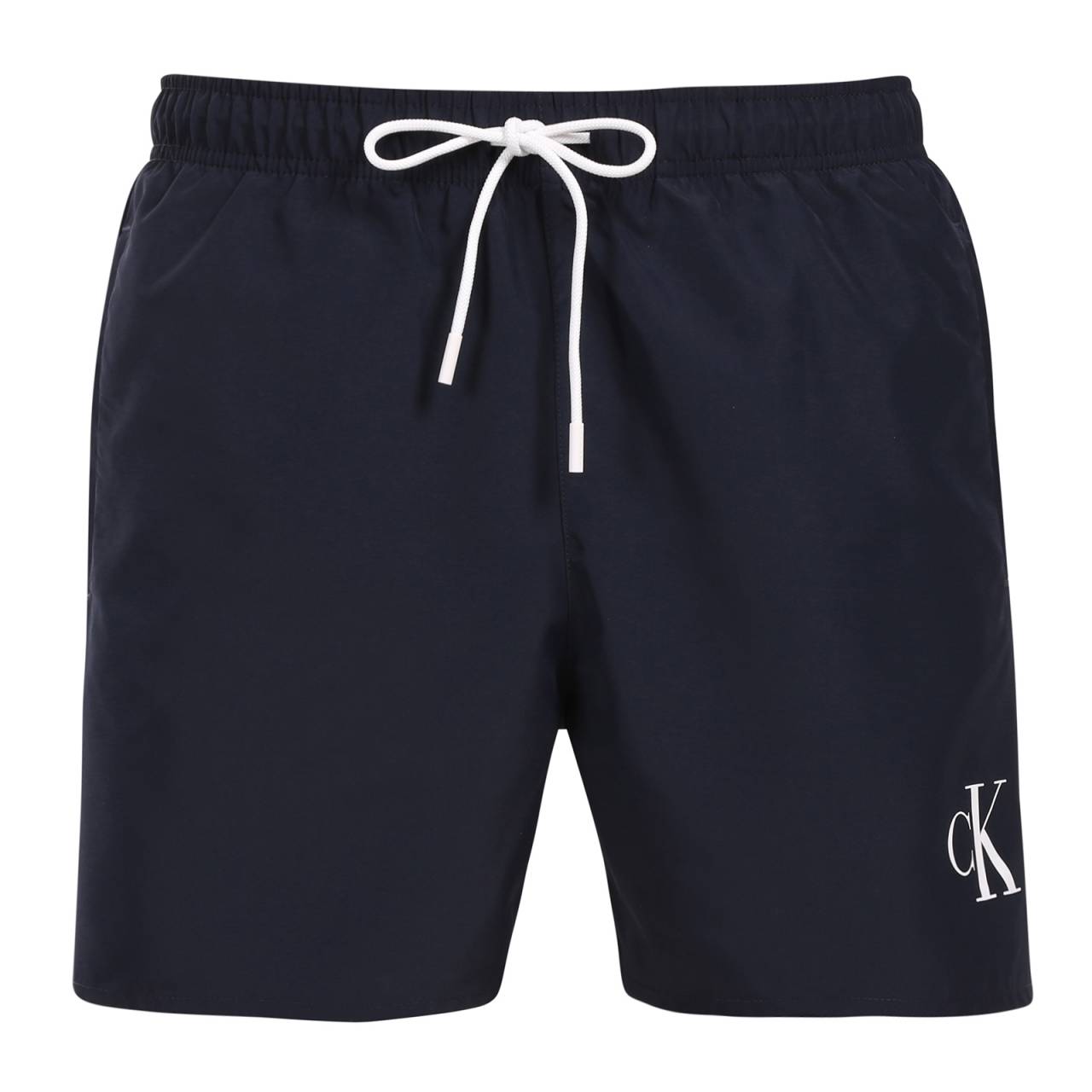 Ανδρικά μαγιό Calvin Klein σκούρο μπλε (KM0KM01101-CEF) M.
Σας παρουσιάζουμε τα ανδρικά μαγιό Calvin Klein που συνδυάζουν τον εμβληματικό σχεδιασμό της μάρκας με μοντέρνα στοιχεία.
Ποιότητα Calvin Klein που δεν θα σας απογοητεύσει
Τα μαγιό Calvin Klein είναι κατασκευασμένα από 100% ανακυκλωμένο πολυεστέρα, εξασφαλίζοντας ανώτερη ποιότητα και προωθώντας παράλληλα τη βιωσιμότητα.
Προσεγμένος σχεδιασμός για την άνεσή σας
Τα μαγιό Calvin Klein έχουν σχεδιαστεί με γνώμονα την άνεση και το στυλ.
Γιατί δεν πρέπει να λείπουν τα μαγιό Calvin Klein από την γκαρνταρόμπα σας;

Βιωσιμότητα: Τα μαγιό είναι κατασκευασμένα από ανακυκλωμένα υλικά, γεγονός που μειώνει τον αντίκτυπο στο περιβάλλον.
Τεχνολογία γρήγορου στεγνώματος: Το μοντέρνο υλικό θα σας εξασφαλίσει μέγιστη άνεση καθ' όλη τη διάρκεια της ημέρας.
Κομψός και μοντέρνος σχεδιασμός: Ο Calvin Klein απλά δεν φεύγει ποτέ από τη μόδα.
Τέλεια επιλογή: Θα είστε σταρ όχι μόνο στην παραλία, αλλά και σε πάρτι στην πισίνα ή σε οποιοδήποτε θαλάσσιο σπορ.

Τα εσώρουχα Calvin Klein σας χαρίζουν ένα μοναδικό στυλ
Τα ανδρικά εσώρουχα Calvin Klein είναι ένα από τα βασικά στελέχη της βιομηχανίας της μόδας.
Πώς να φροντίσετε τα μαγιό Calvin Klein
Για να διατηρήσουν τα μαγιό Calvin Klein την ποιότητα και το χρώμα τους για μεγάλο χρονικό διάστημα, είναι σημαντικό να ακολουθείτε τη σωστή διαδικασία συντήρησης.

Πλυντήριο ρούχων: Πλύνετέ τα στο πλυντήριο στους 30 °C το πολύ και χρησιμοποιήστε ήπιο απορρυπαντικό που είναι απαλό για το υλικό.
Στέγνωμα: Μην στεγνώνετε το μαγιό σας στο στεγνωτήριο - αφήστε το να στεγνώσει στον αέρα στη σκιά για να μην ξεθωριάσει το έντονο κόκκινο χρώμα.
Αποθήκευση: Αφού στεγνώσει εντελώς, αποθηκεύστε το μαγιό σε στεγνό και καλά αεριζόμενο μέρος για να αποφύγετε το σχηματισμό μούχλας.

Συμβουλή: Η εύρεση του κατάλληλου εσωρούχου που σας ταιριάζει απόλυτα μπορεί να αποτελέσει πρόκληση.